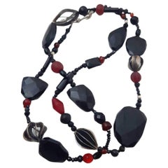 Collier unique en perles d'argent et verre rouge et spinelle noire