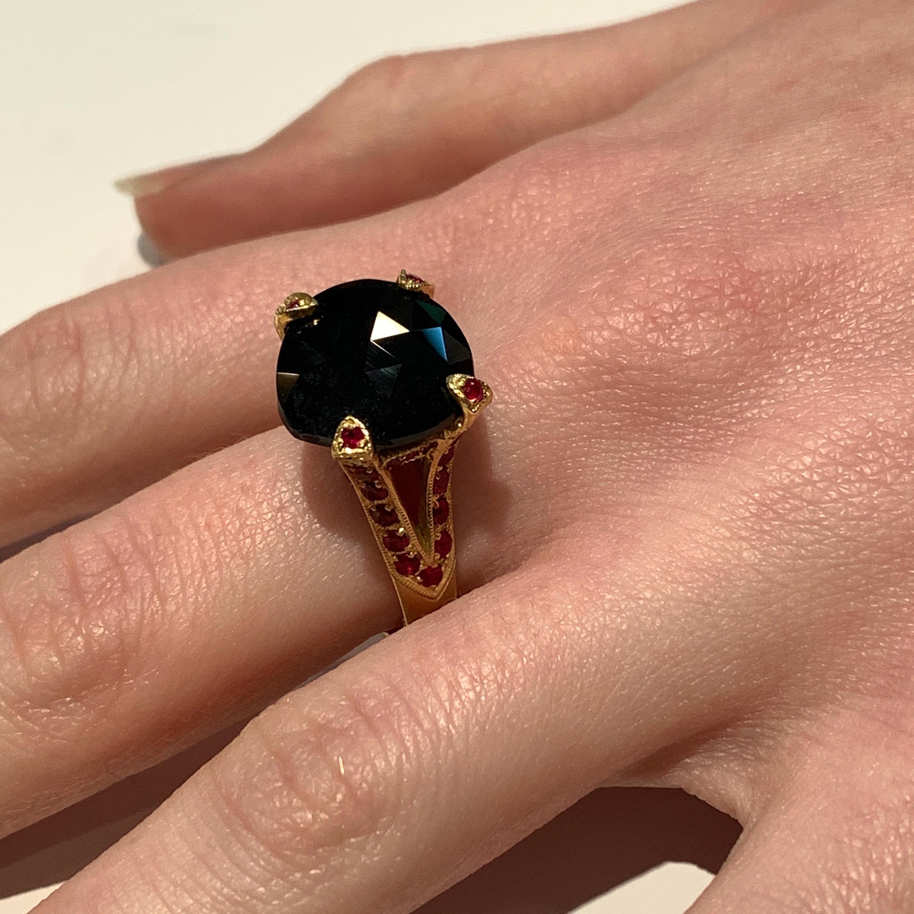 Women's or Men's Freeform & Rose Cut Black Spinel in 18 Karat Yellow Gold & Ruby Cocktail Ring For Sale