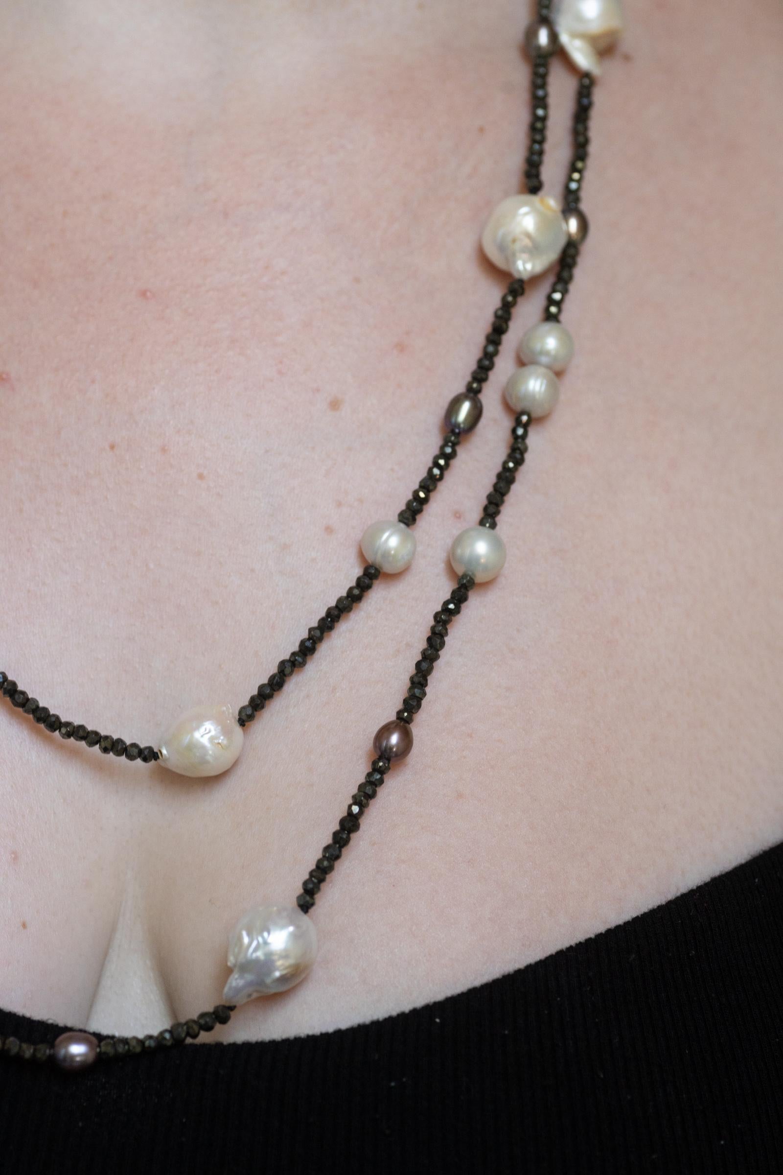 Spinelli neri, perle barocche e collana di perle nere in vendita 1