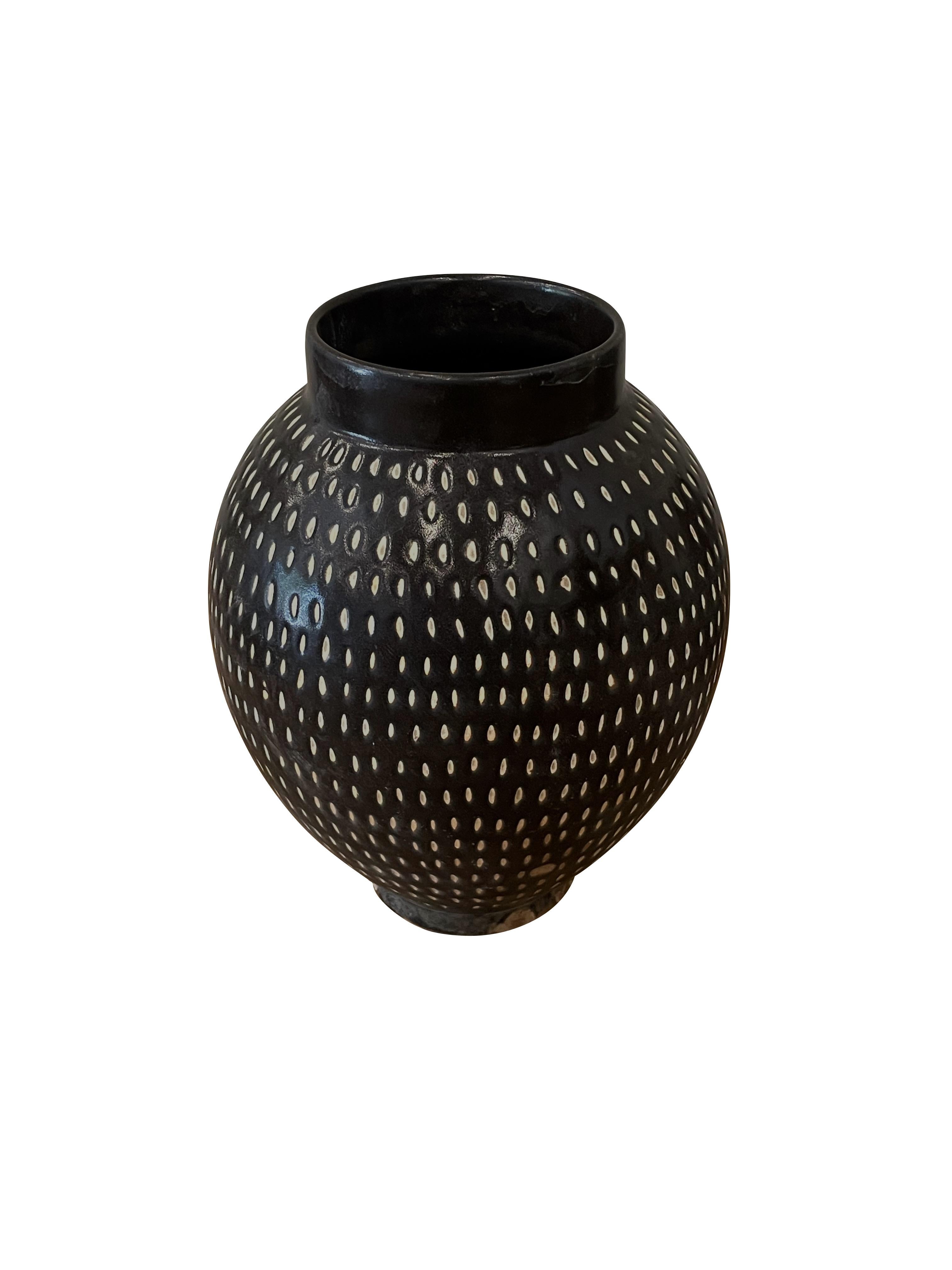 Cinese contemporaneo a fondo nero con puntini crema su tutta la superficie.
I Dot Dot sono dipinti a mano.
Due disponibili e venduti singolarmente.
