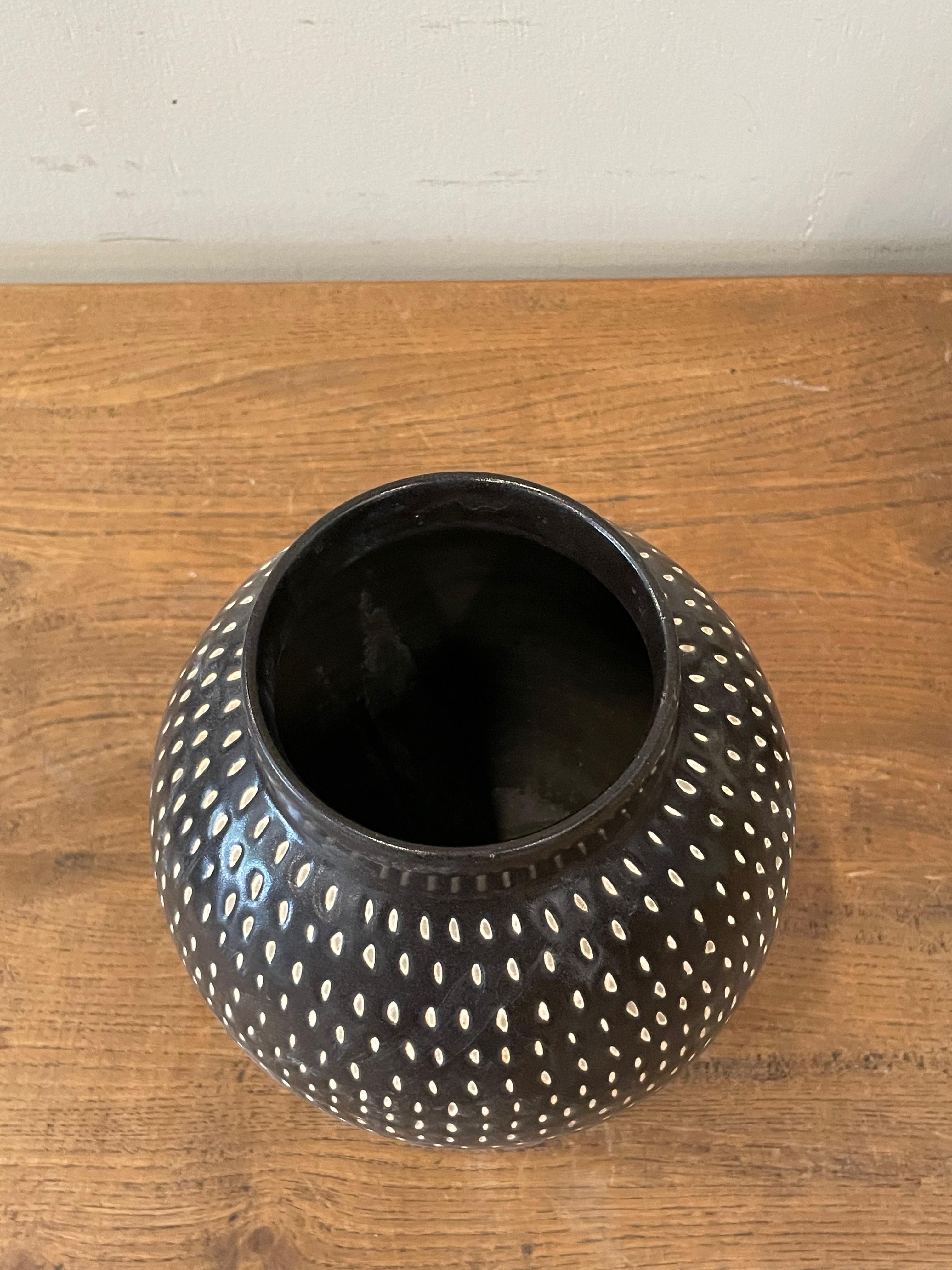 Vaso in ceramica a macchie nere, Cina, Contemporaneo In condizioni Nuovo in vendita a New York, NY
