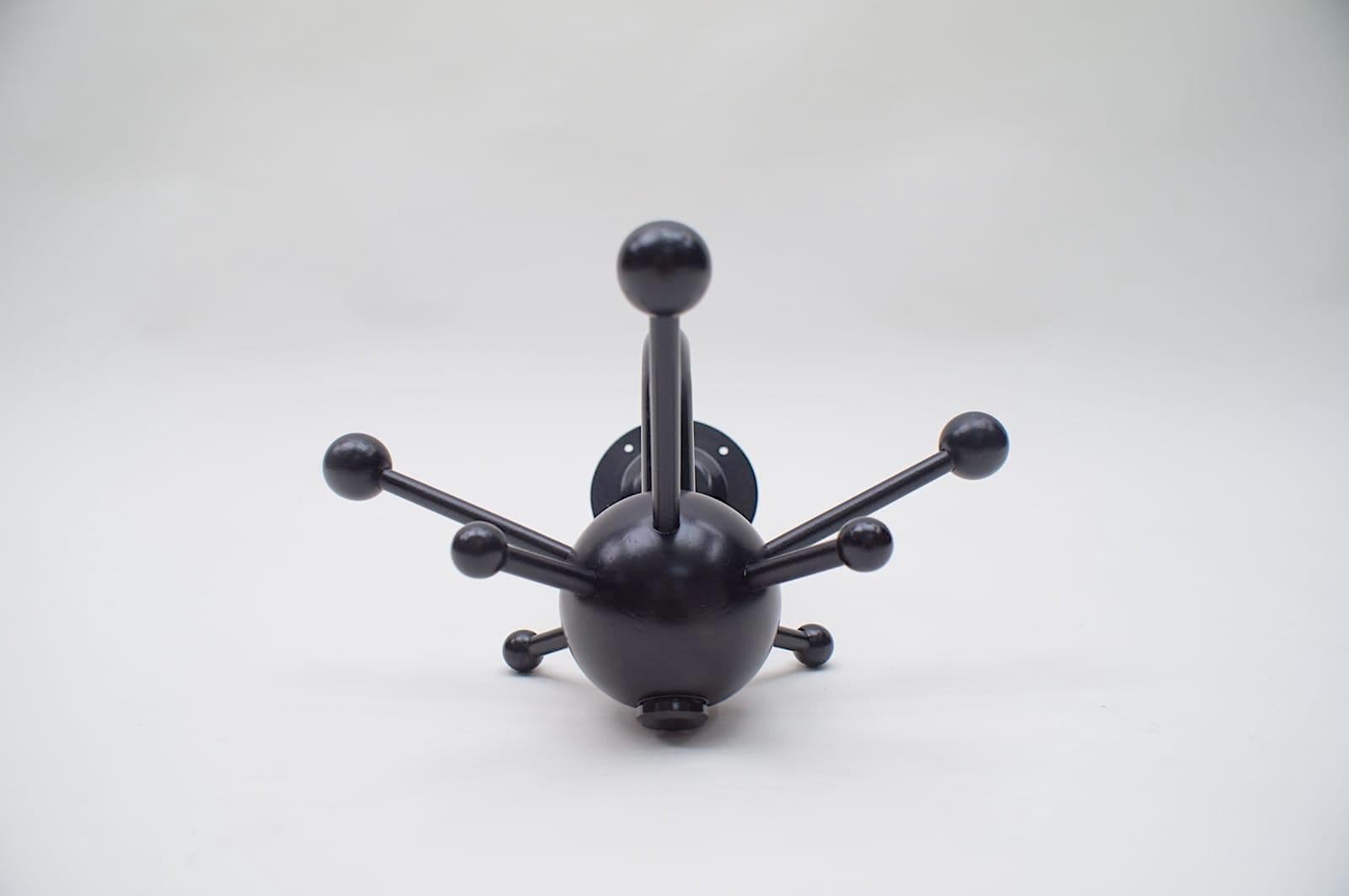 Schwarzer schwarzer Sputnik-Wandhook im Osvaldo Borsani-Stil aus lackiertem Holz und Metall (Moderne der Mitte des Jahrhunderts) im Angebot