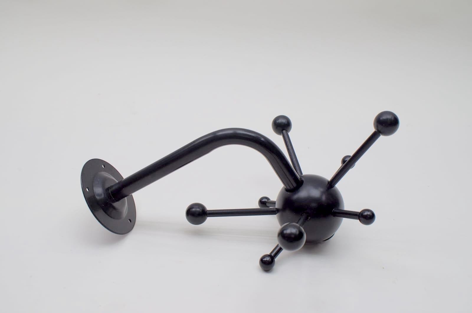 Schwarzer schwarzer Sputnik-Wandhook im Osvaldo Borsani-Stil aus lackiertem Holz und Metall (Italienisch) im Angebot