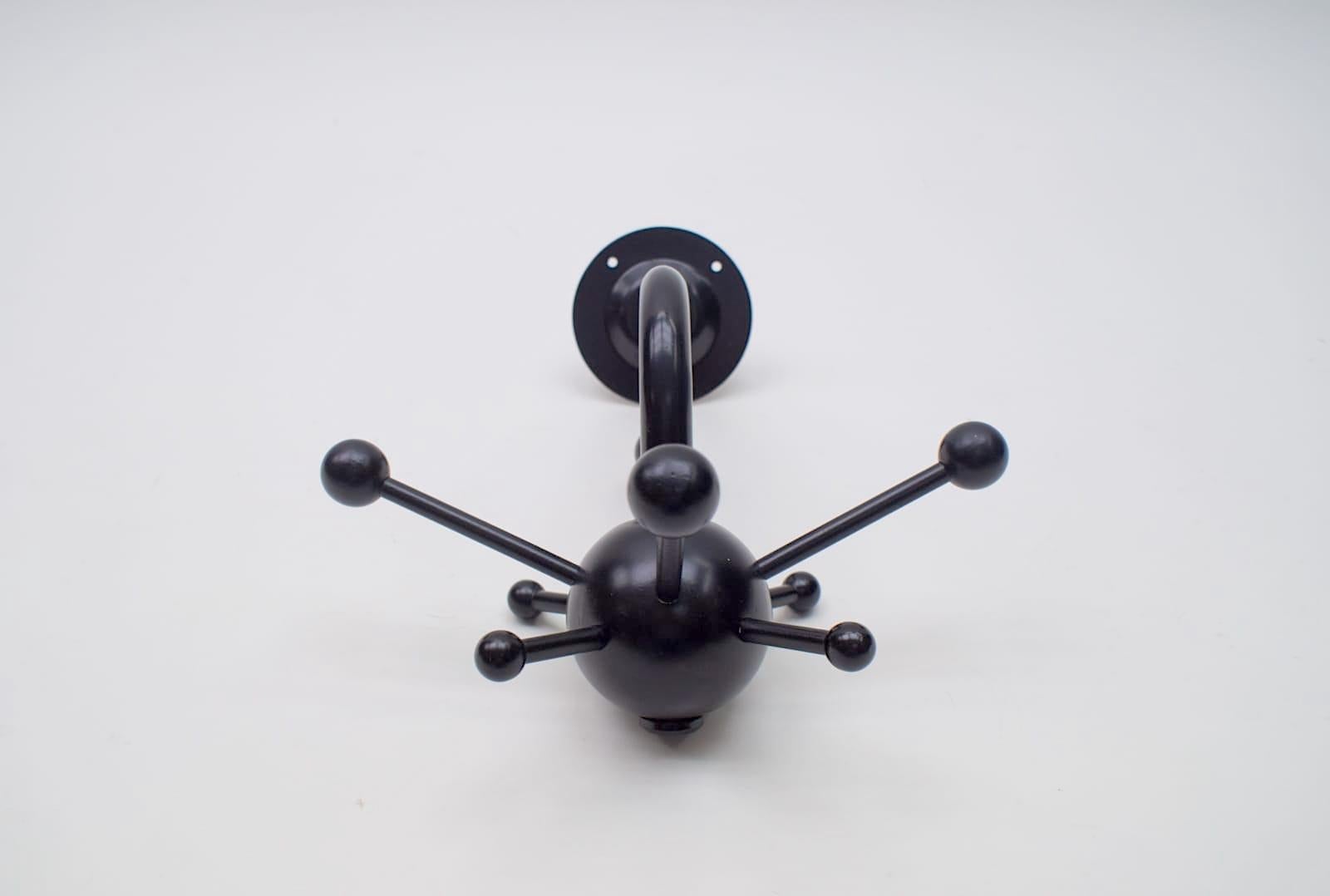 Schwarzer schwarzer Sputnik-Wandhook im Osvaldo Borsani-Stil aus lackiertem Holz und Metall im Angebot 1