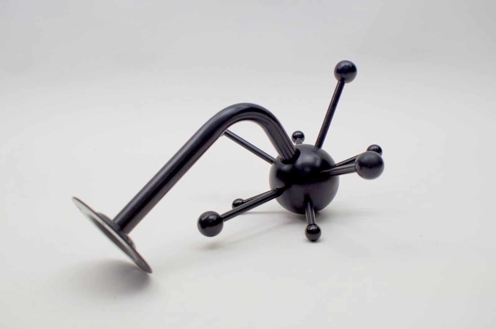 Schwarzer schwarzer Sputnik-Wandhook im Osvaldo Borsani-Stil aus lackiertem Holz und Metall im Angebot 1