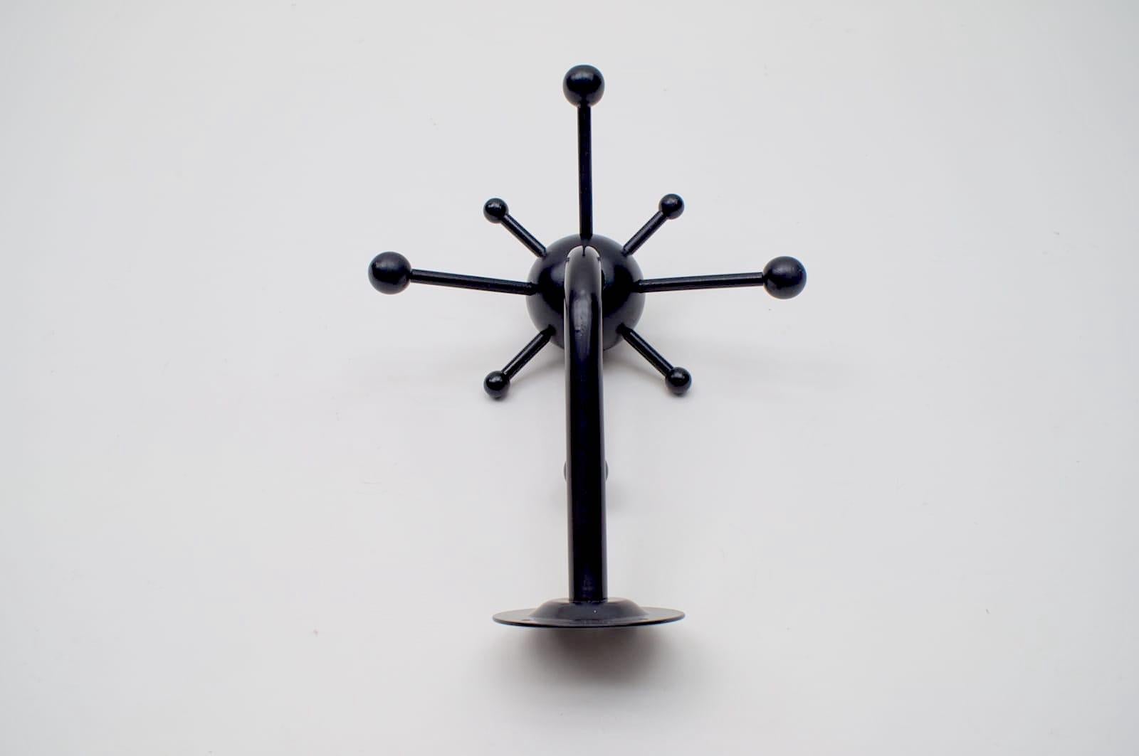 Schwarzer schwarzer Sputnik-Wandhook im Osvaldo Borsani-Stil aus lackiertem Holz und Metall im Angebot 2