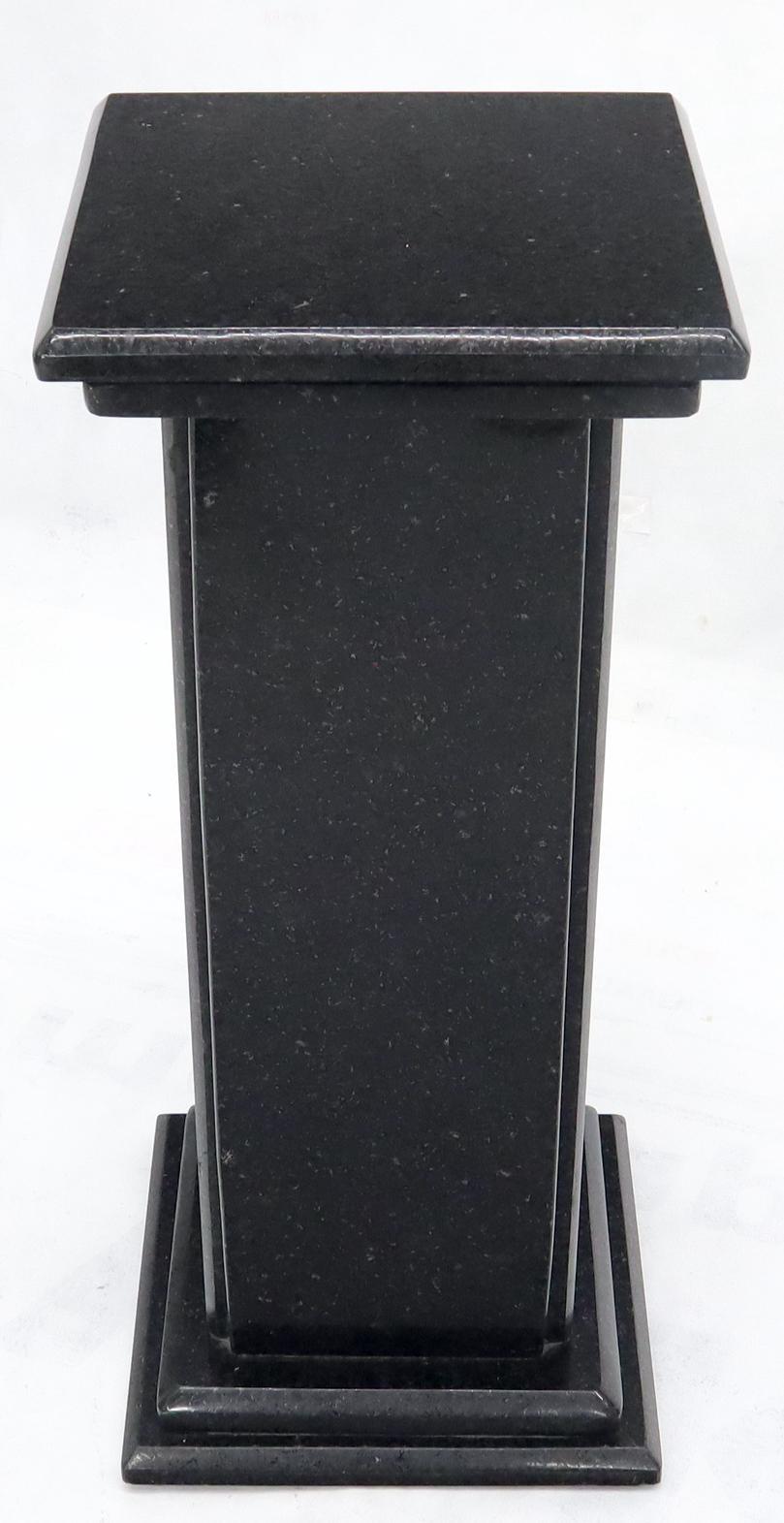 Schwarzer quadratischer Granitsockel aus Granit (Moderne der Mitte des Jahrhunderts) im Angebot