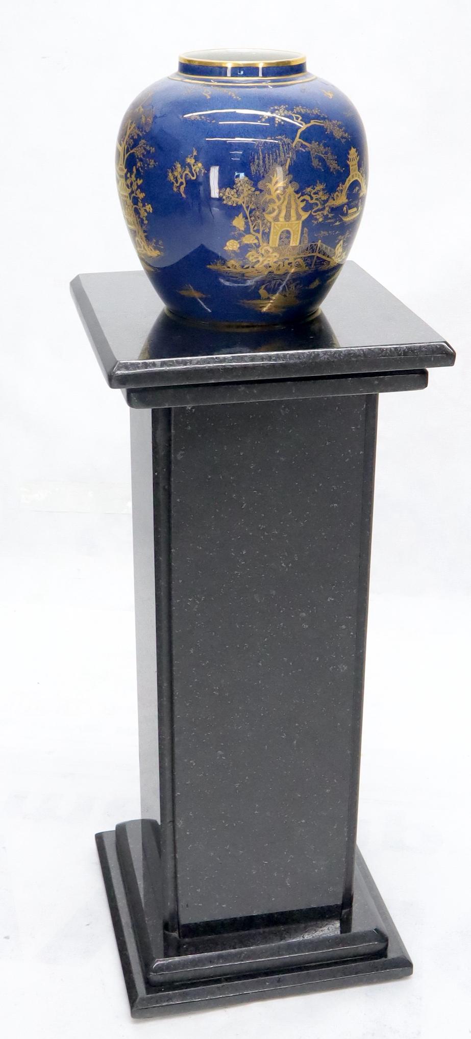 Schwarzer quadratischer Granitsockel aus Granit im Angebot 2