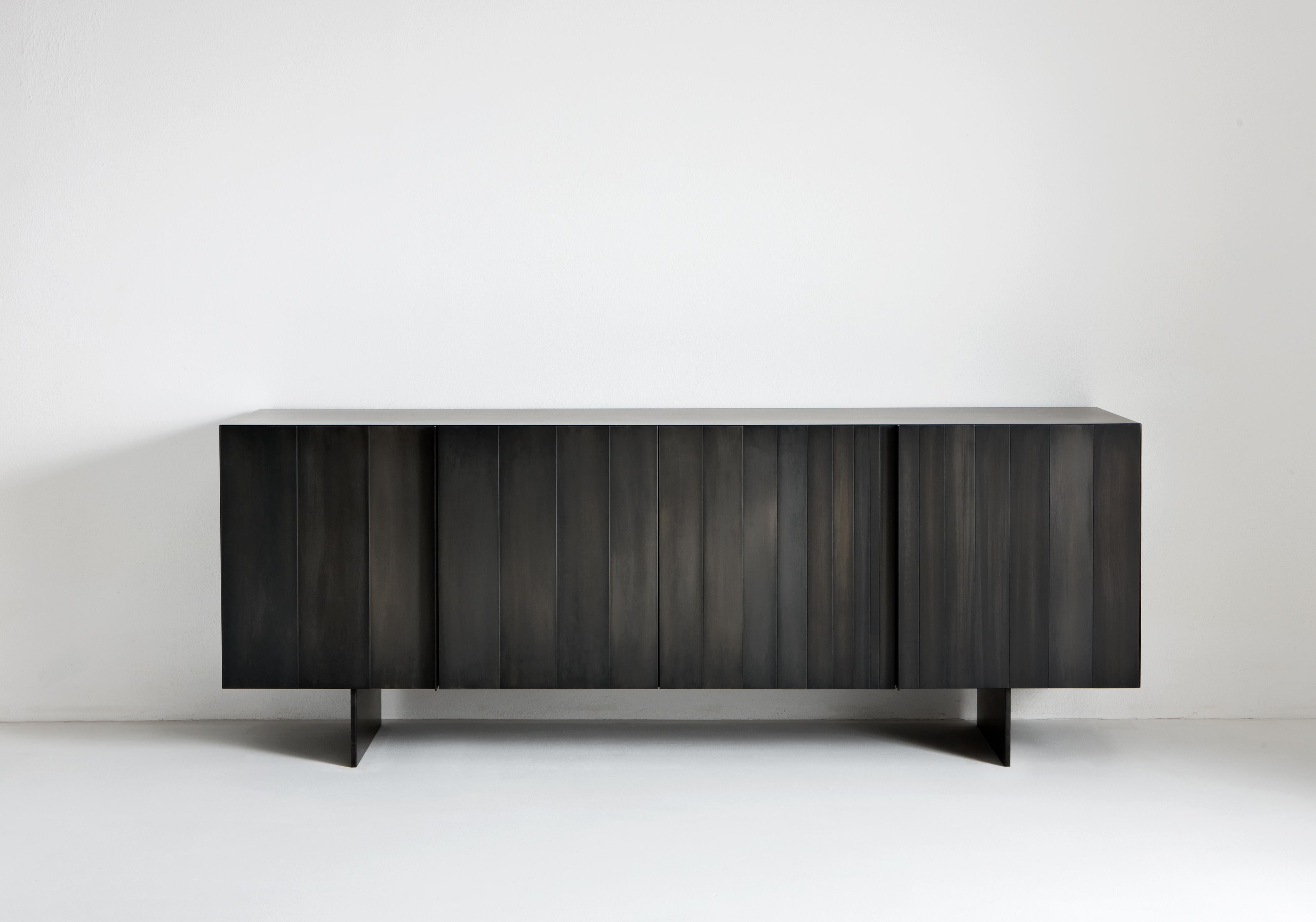 Credenza Black ST 12 di Laurameroni
Dimensioni: L 198 x P 53 x H 75 cm
Materiali: Ferro nero Cenere e Rovere Stone Carbone.

ST 12 LG NC: Credenza bassa con 4 ante a battente e gambe in metallo; dotata di 2 cassetti interni. Pannelli laterali, porte