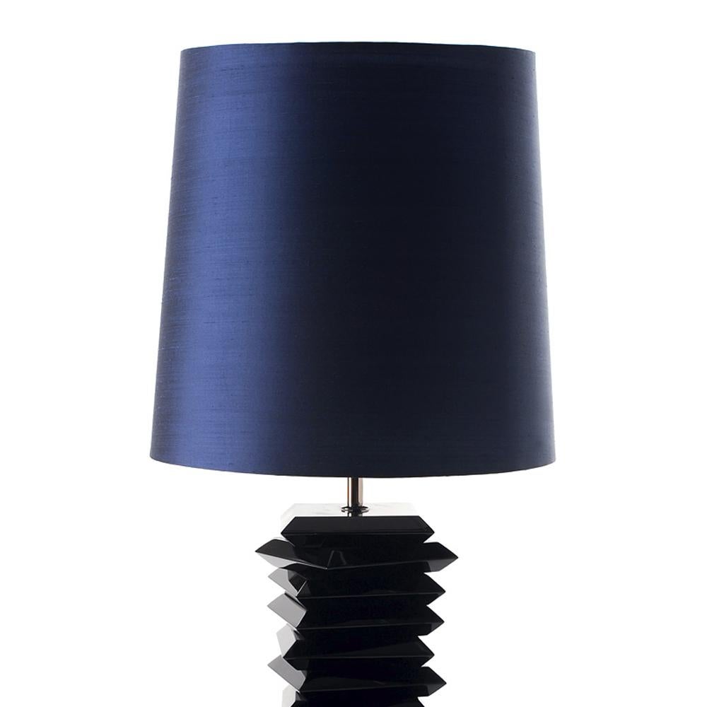 Table lamp black stairs with glossy black lacquered
finish on solid mahogany wood base. With blue silk
shade included. 1 bulb, lamp holder type E27, max
40 watt. Bulb not included.