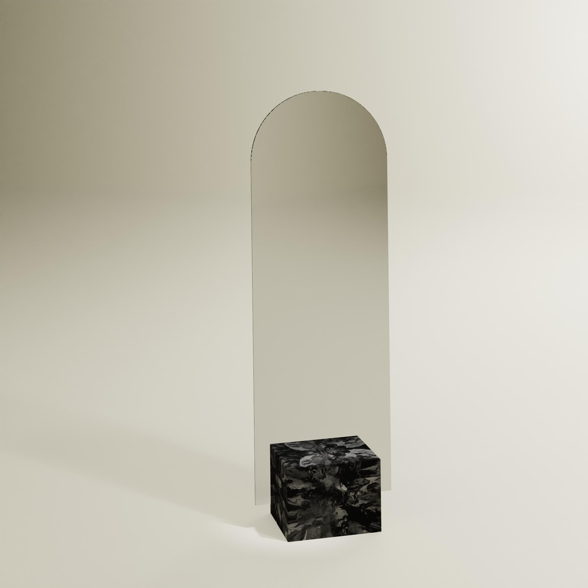 Miroir noir contemporain sur pied fabriqué à la main à partir de plastique 100% recyclé par Anqa Studios
Avec son fond en forme de pierre et la silhouette fragile de sa partie supérieure, le miroir ANQA Moonrise est une confluence moderne d'art et