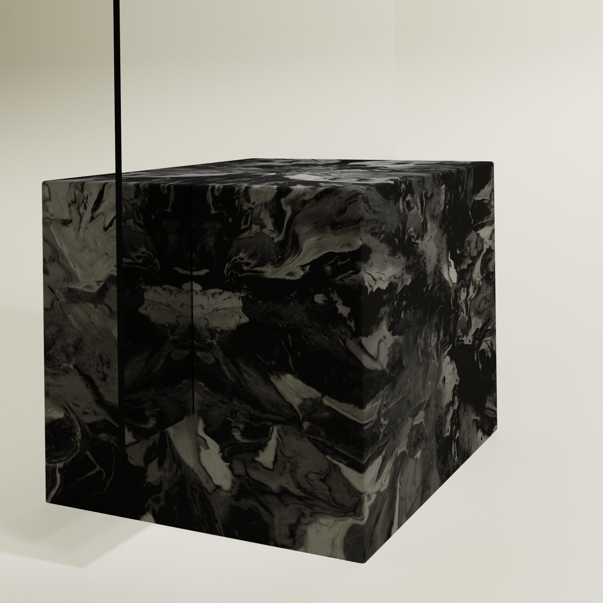 Schwarzer stehender Spiegel, handgefertigt aus 100 % recyceltem Kunststoff von Anqa Studios (Moderne) im Angebot