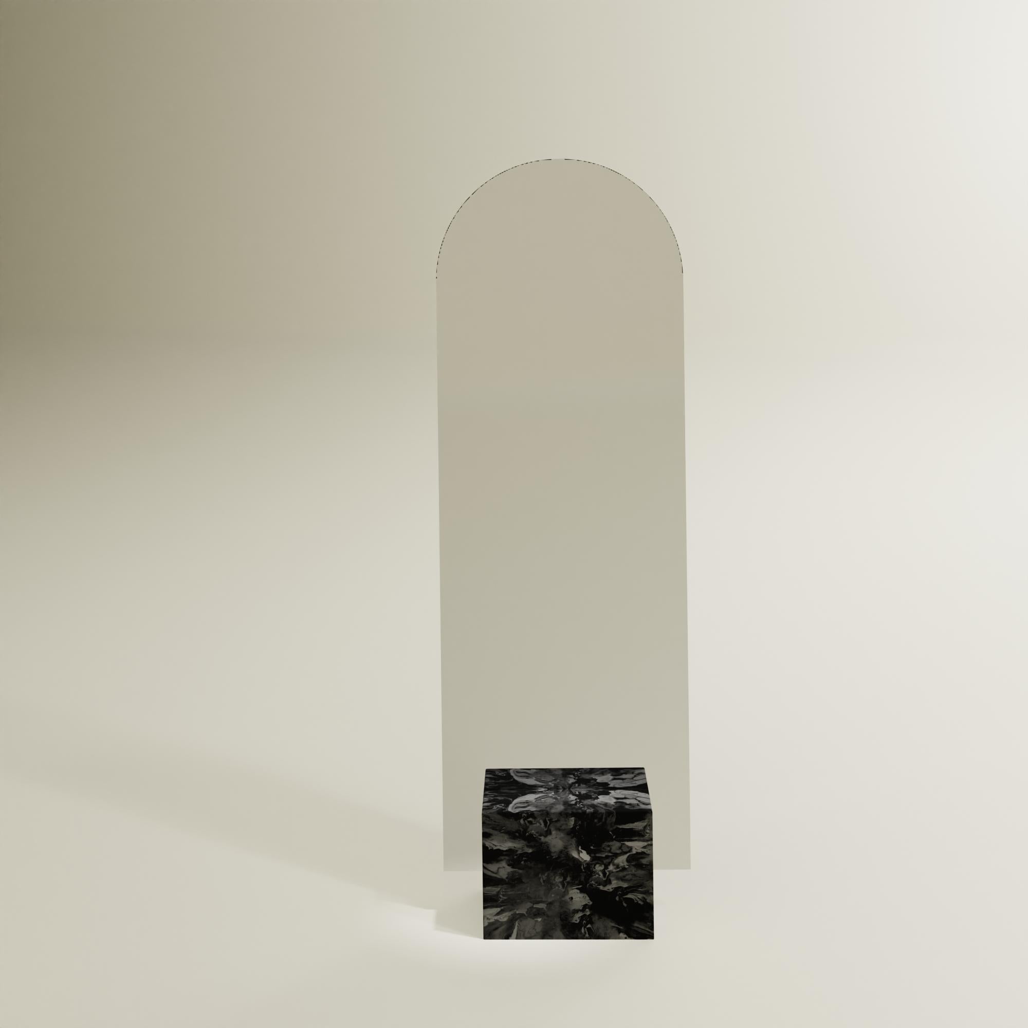 Néerlandais Miroir sur pied noir fabriqué à la main en plastique 100 % recyclé par Anqa Studios en vente