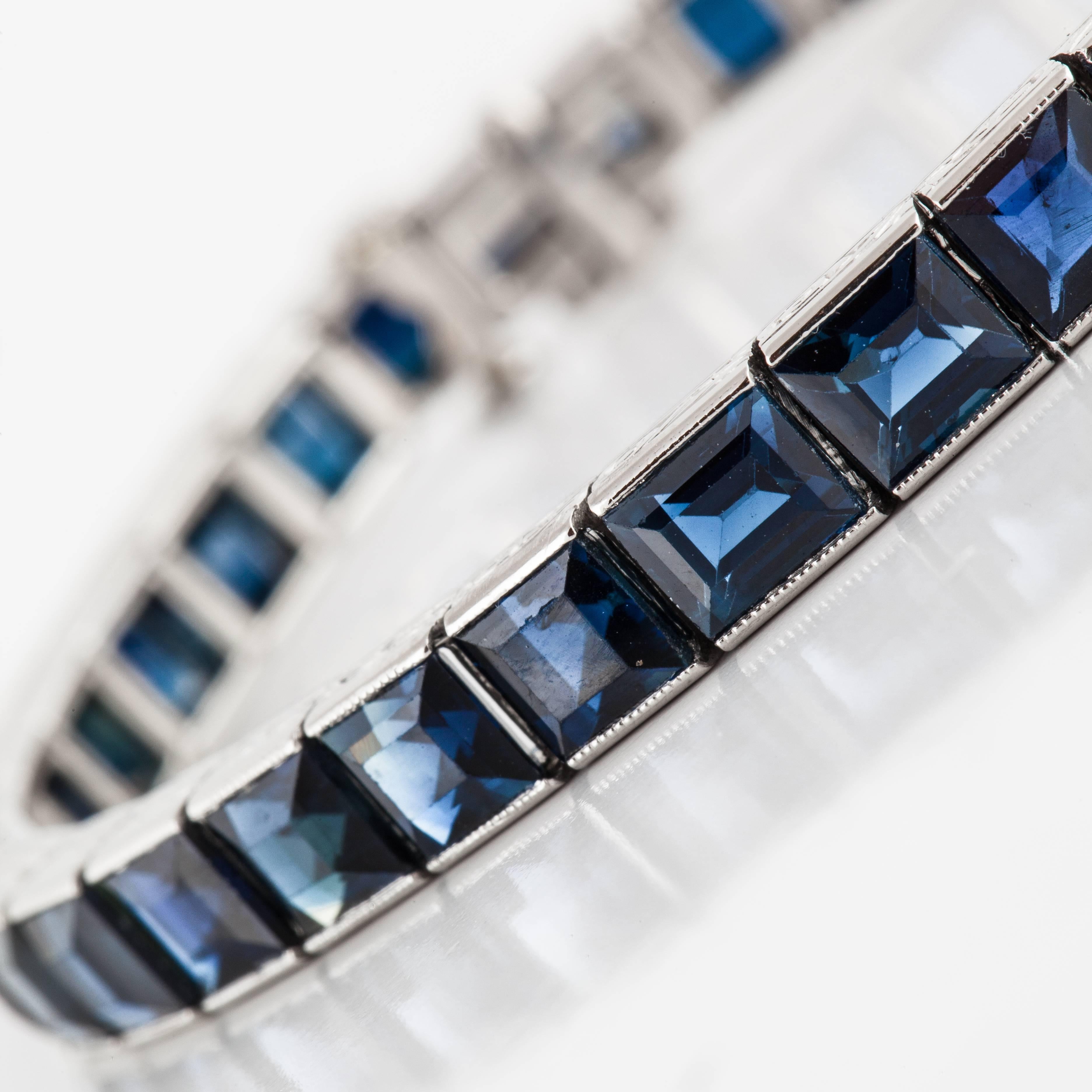 Schwarzes Starr & Frost Sapphire Line Armband aus Platin (Carréeschliff) im Angebot