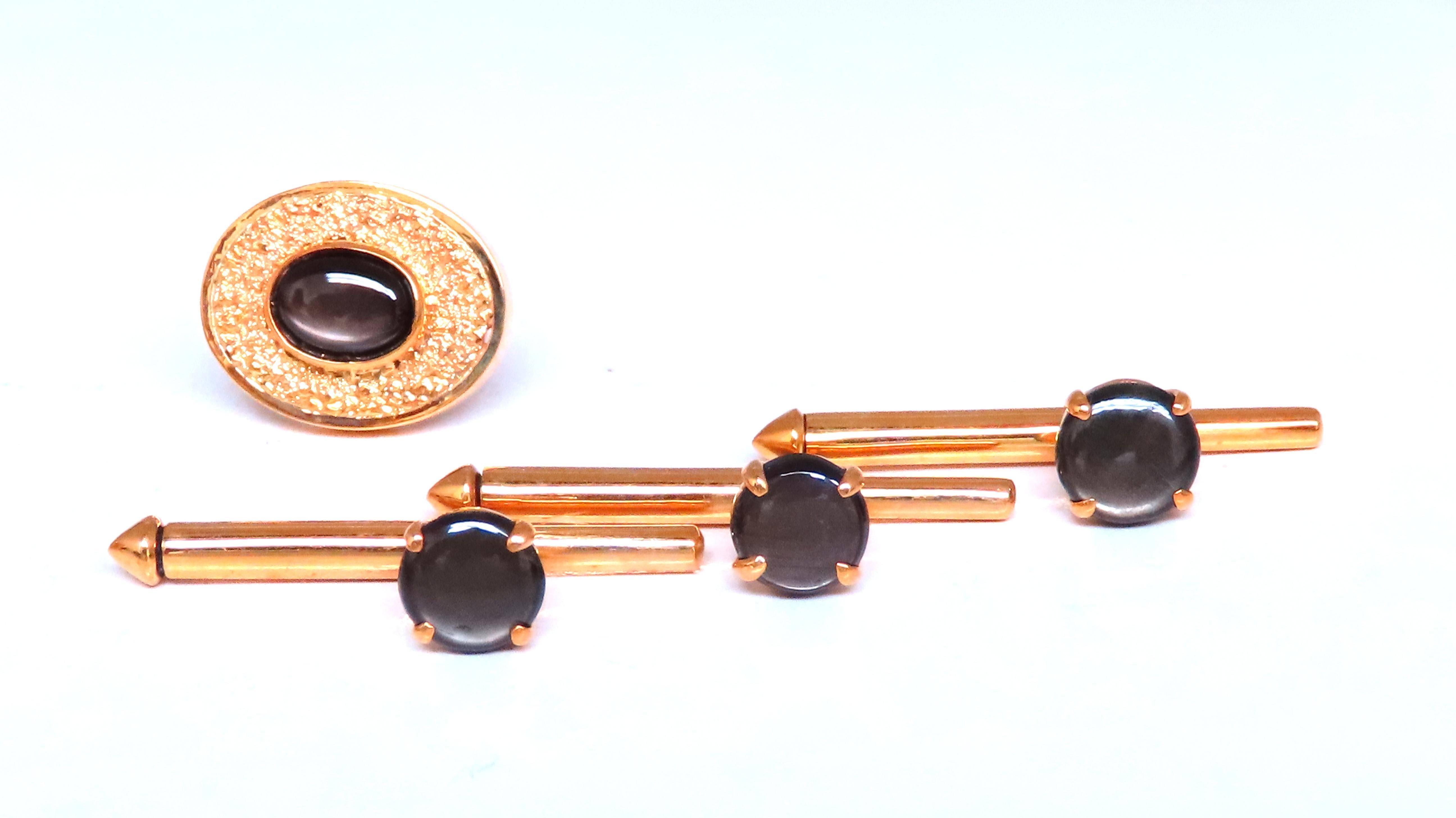 Boutons de manchette et clous d'oreilles en étoile noire naturelle de 10ct 
Pince à cravate 15 x 11mm
les boutons de manchette mesurent 20 x 16 mm 
barre de fixation 26mm 
20 grammes 
Or jaune 14kt