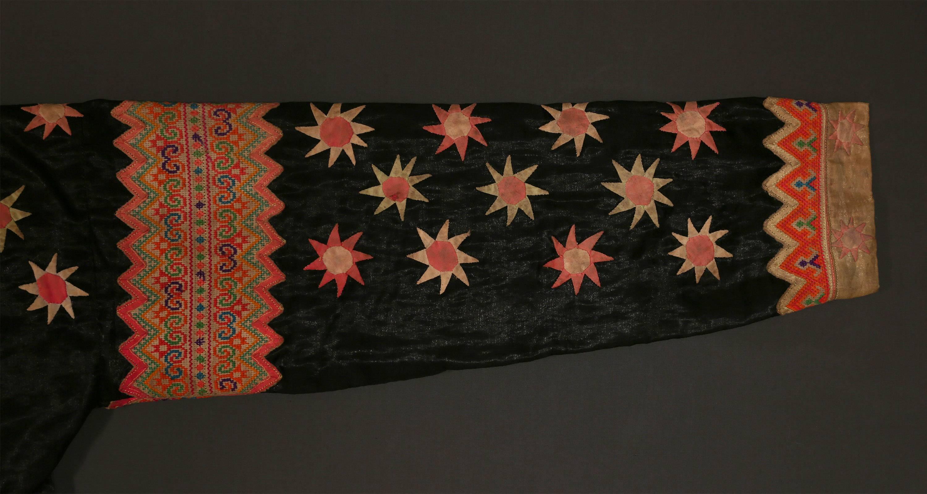 Schwarze Sternjacke des Hmong-Volkes, Laos, frühes 20. Jahrhundert (Stammeskunst) im Angebot