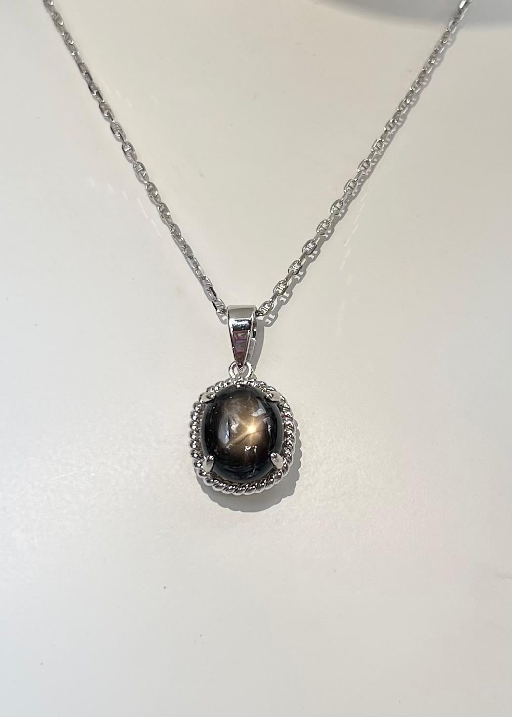 Ciondolo con zaffiro nero a stella da 5,45 carati con montatura in oro bianco 18 carati
(catena non inclusa)

Larghezza: 1.8 cm 
Lunghezza: 2.5 cm
Peso totale: 4.54 grammi

