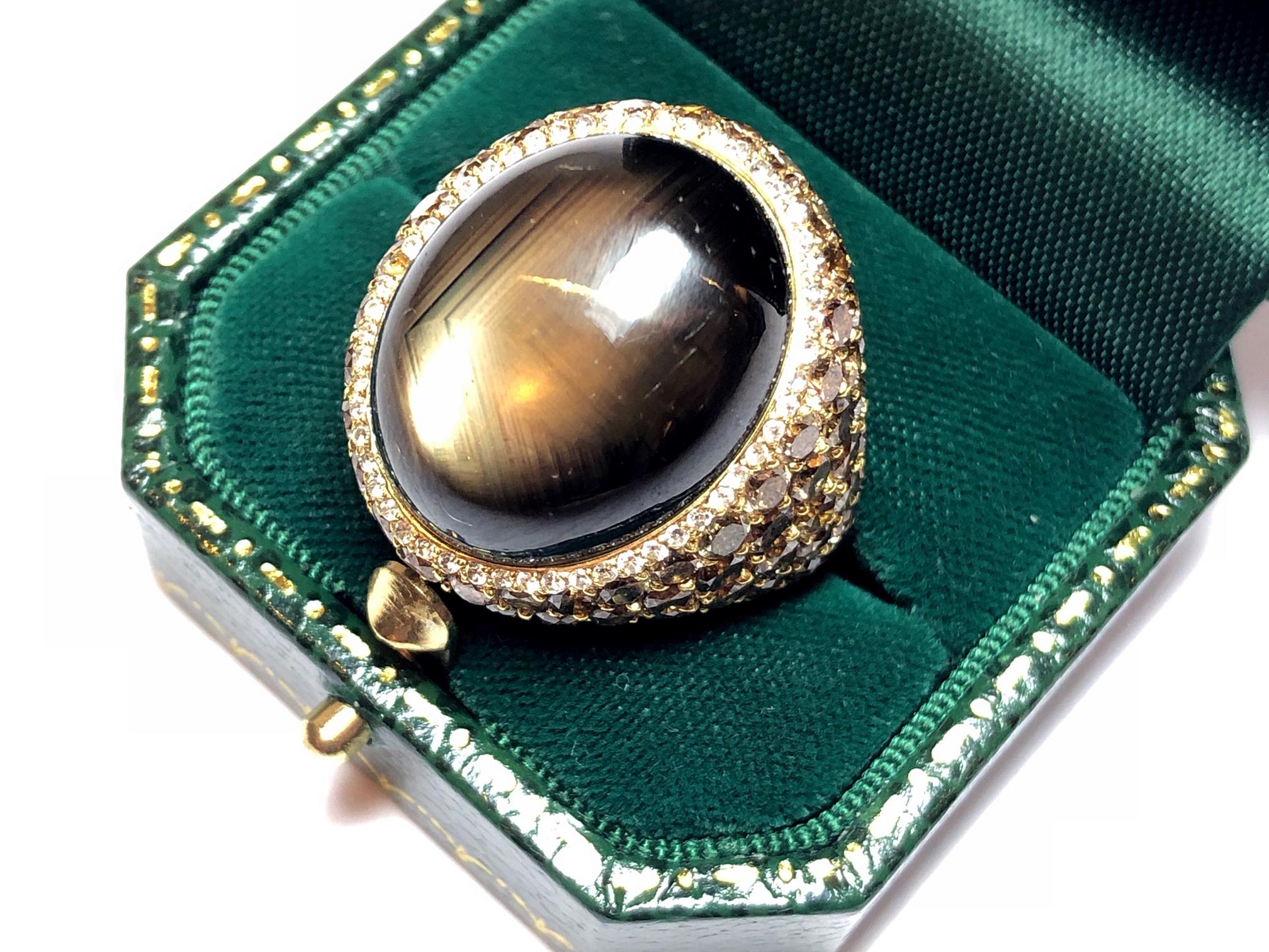 Ring mit schwarzem Sternsaphir und Diamant (Cabochon)