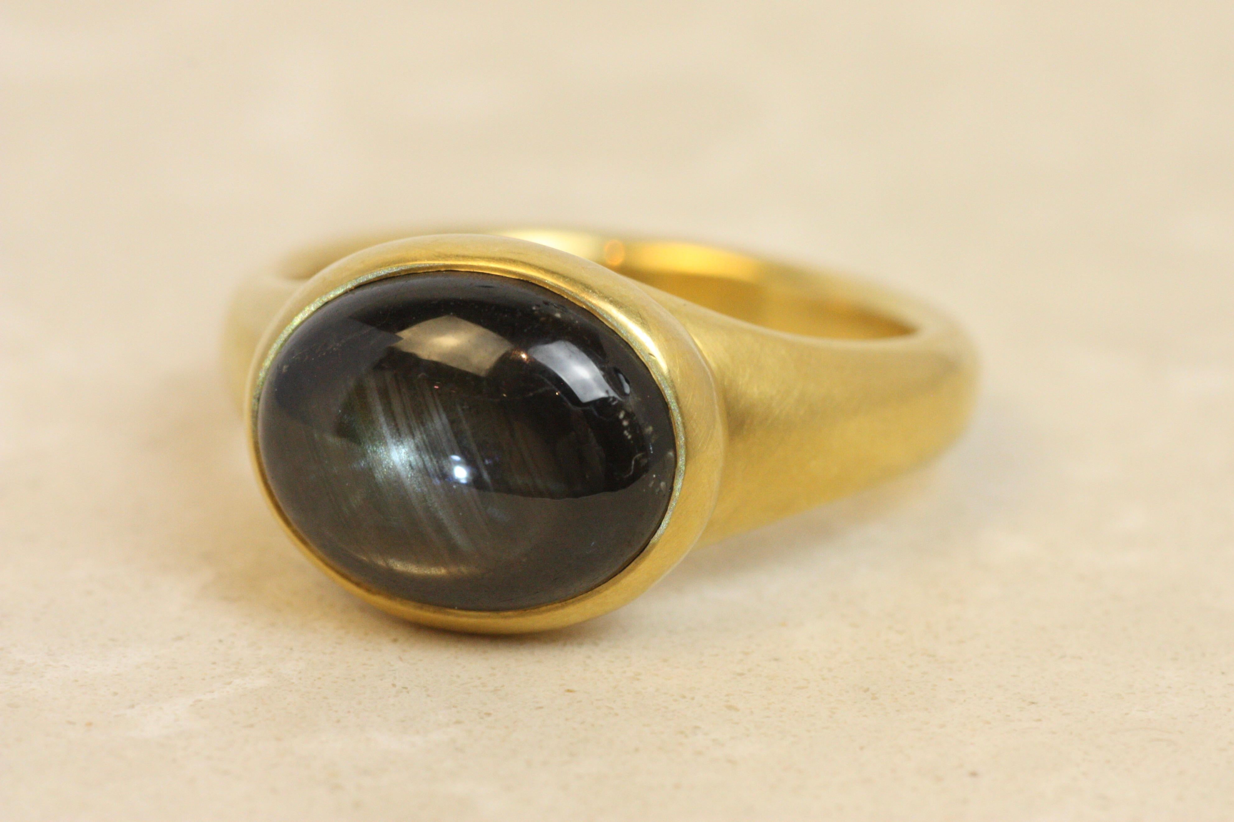 Artisan Bague à chaton en saphir étoilé noir en or jaune 22K, Bracken Jewelers en vente