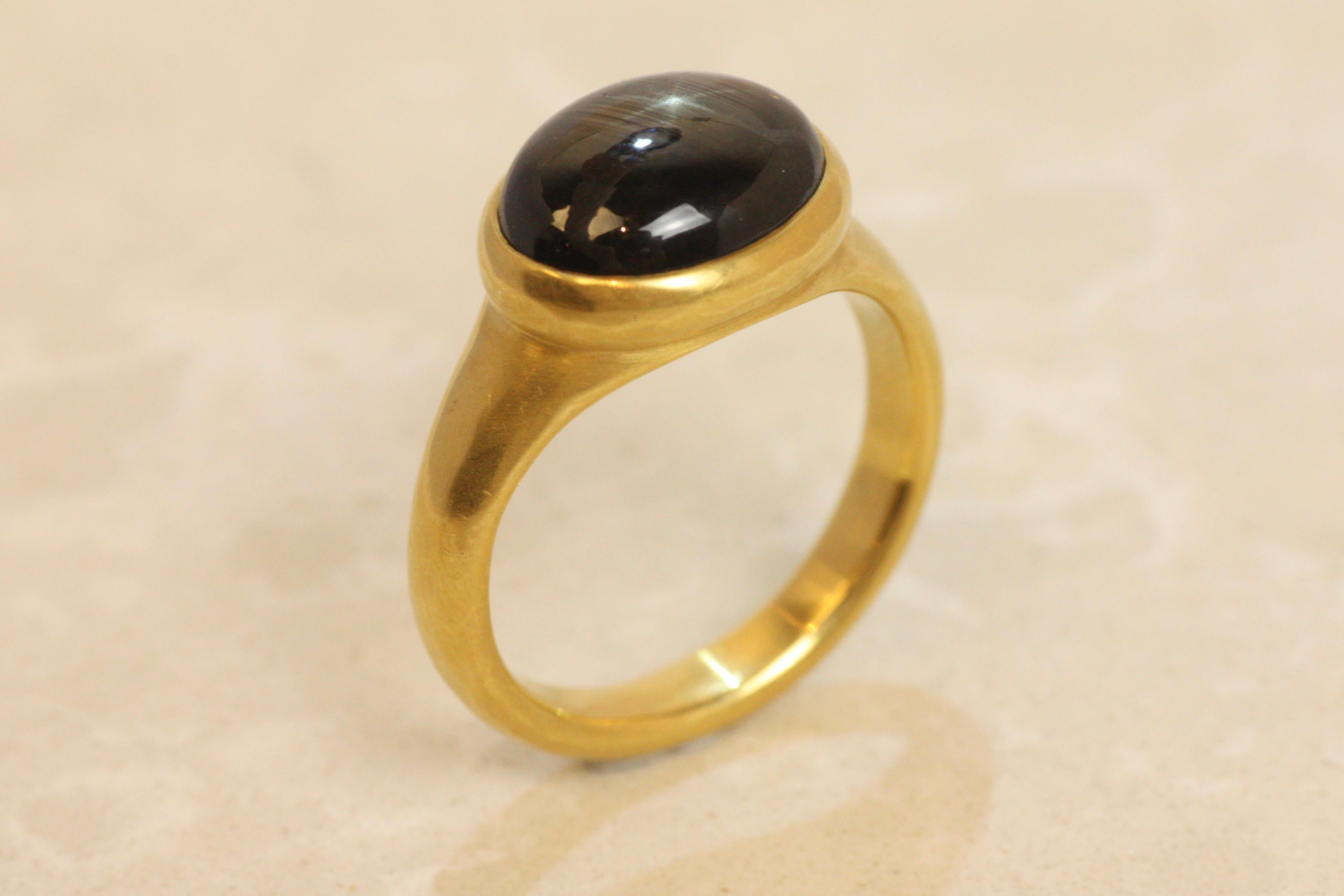 Taille cabochon Bague à chaton en saphir étoilé noir en or jaune 22K, Bracken Jewelers en vente
