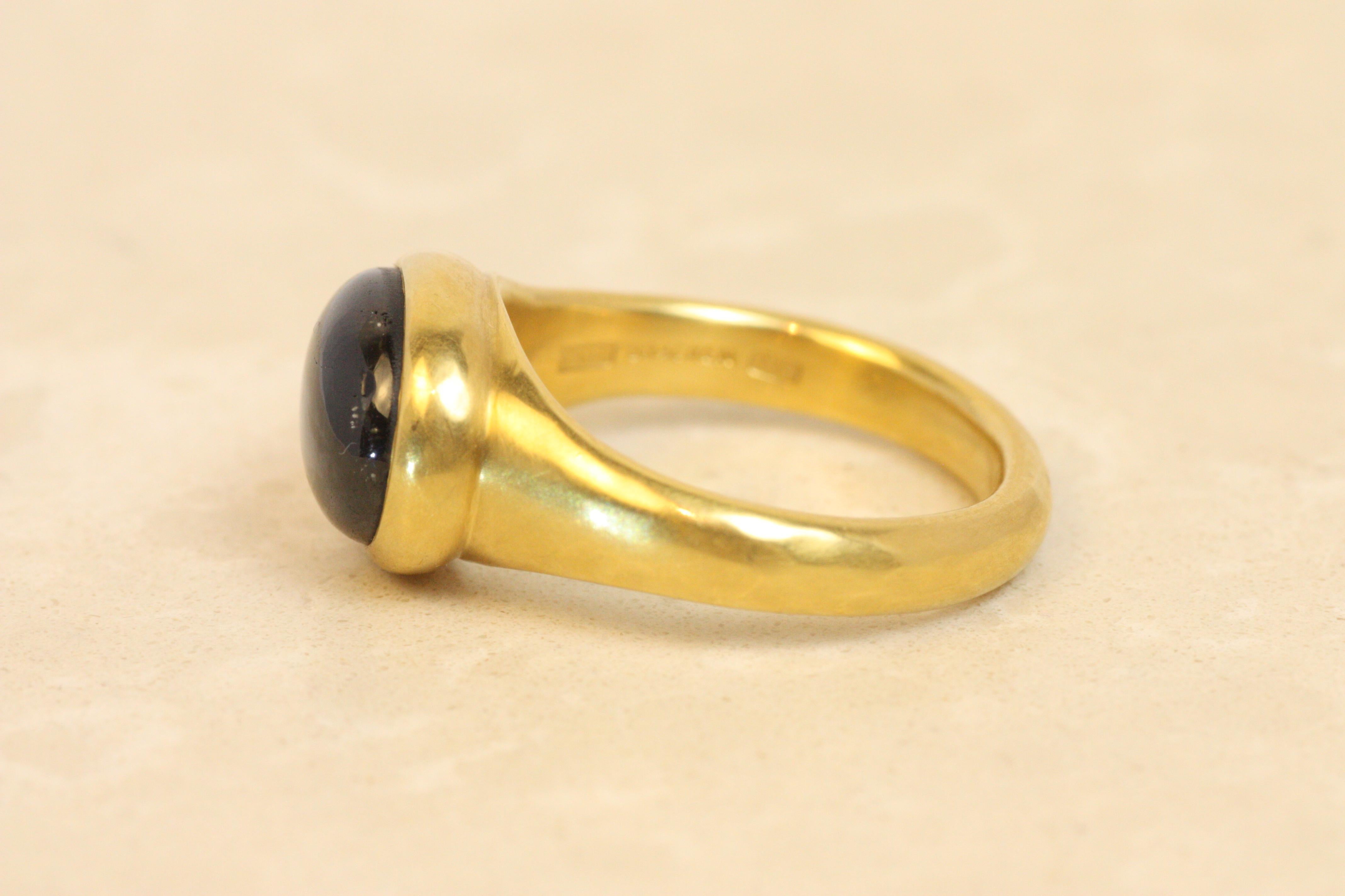 Bague à chaton en saphir étoilé noir en or jaune 22K, Bracken Jewelers Neuf - En vente à Santa Monica, CA