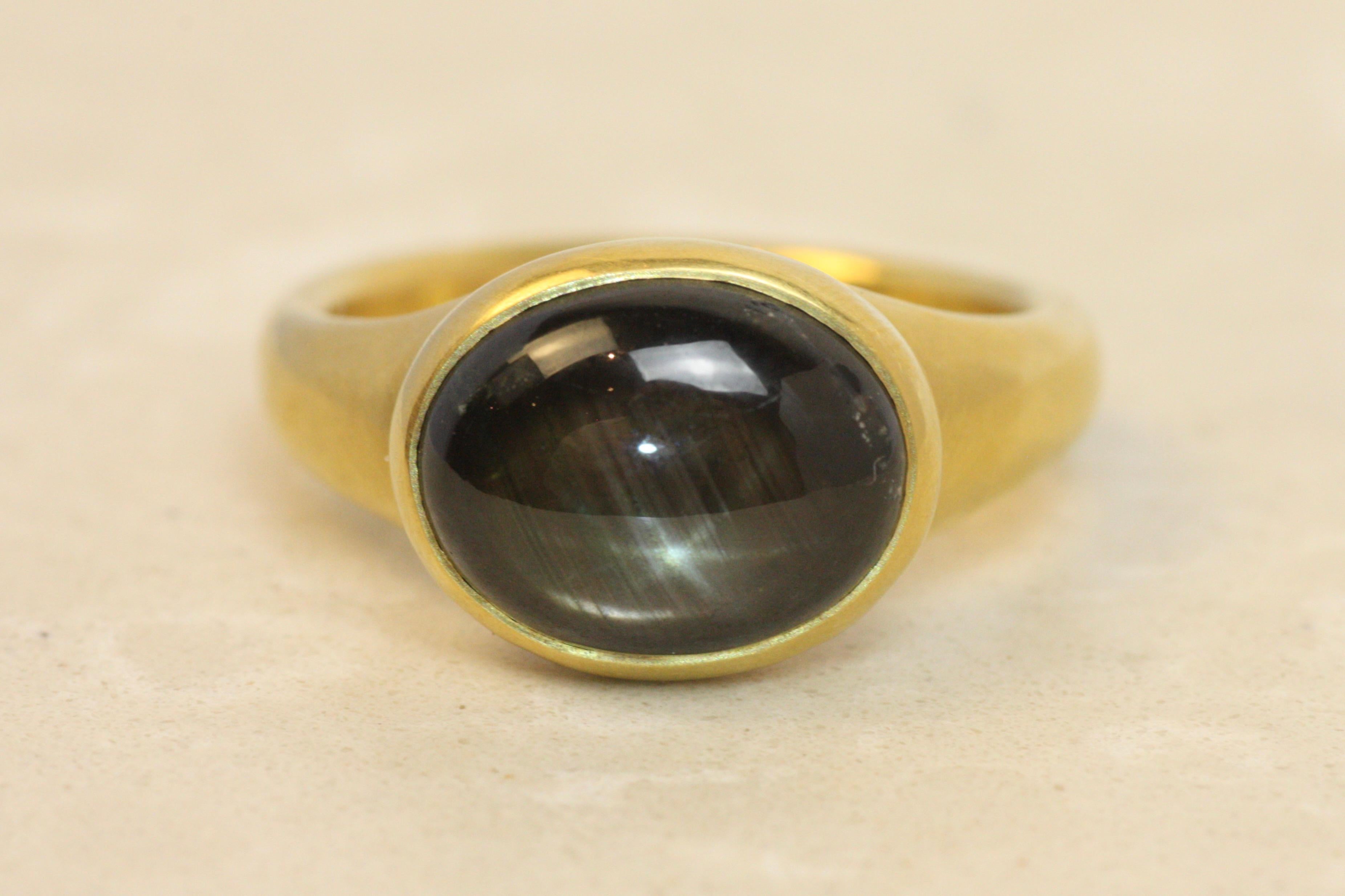 Bague à chaton en saphir étoilé noir en or jaune 22K, Bracken Jewelers Pour femmes en vente