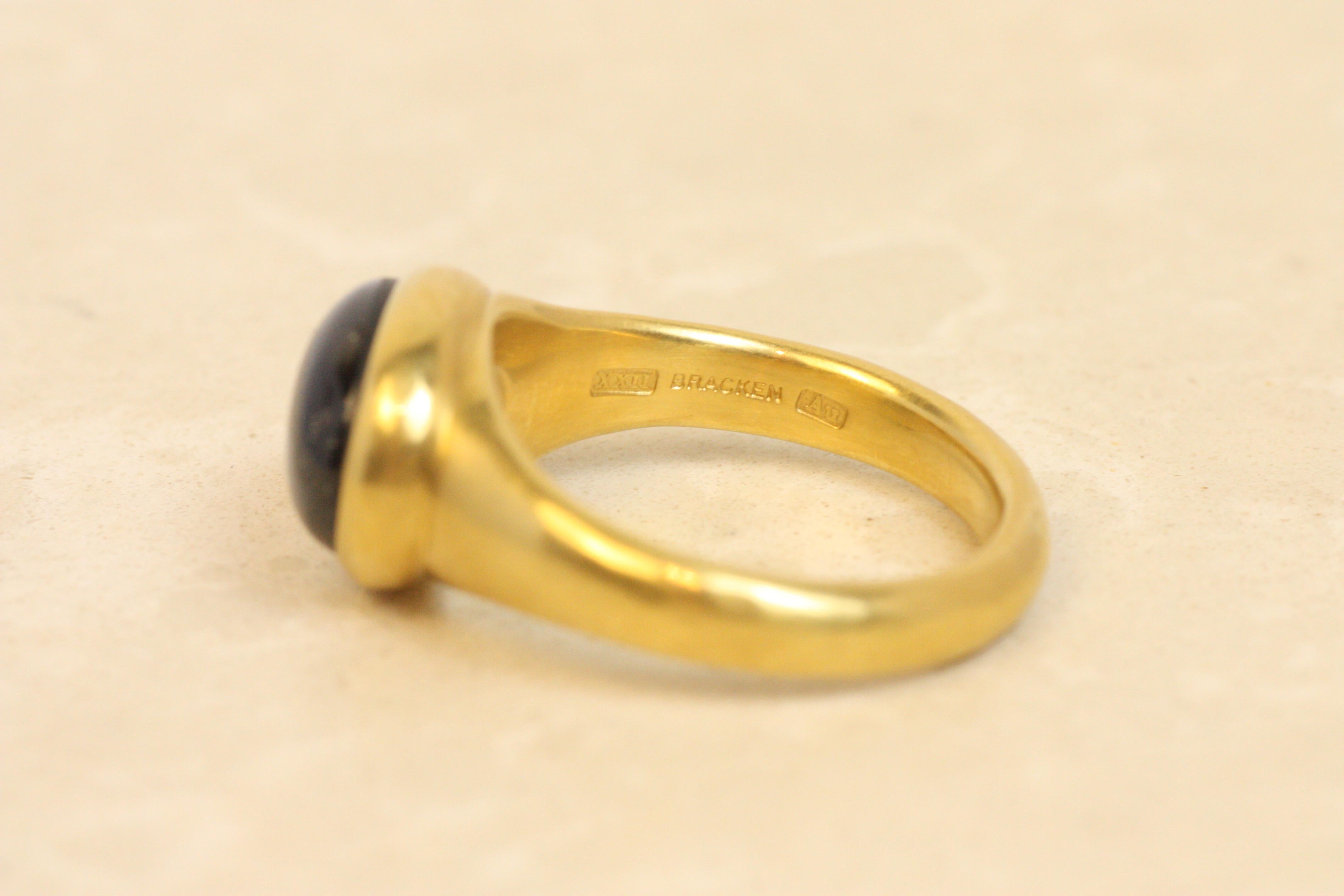 Bague à chaton en saphir étoilé noir en or jaune 22K, Bracken Jewelers en vente 1