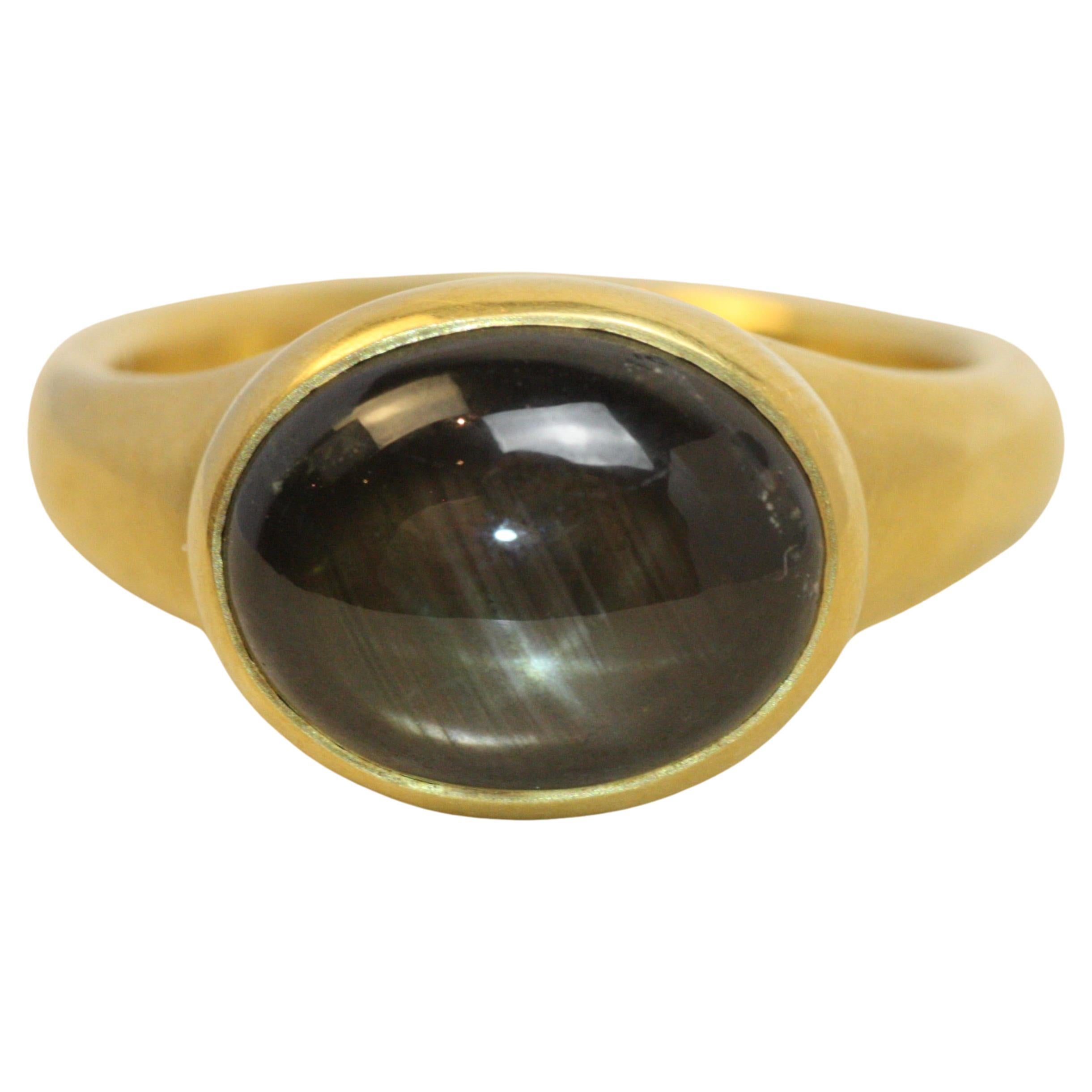 Ring mit schwarzem Sternsaphir und Cabochon-Lünette aus 22 Karat Gelbgold, Bracken Jewelers
