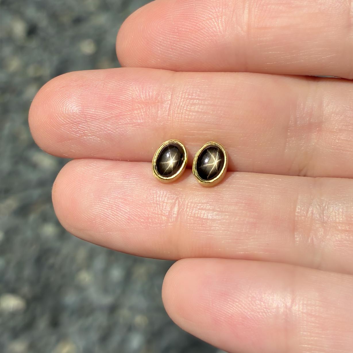 Artiste Boucles d'oreilles ovales en saphir étoilé, Monica Marcella 2024 en vente