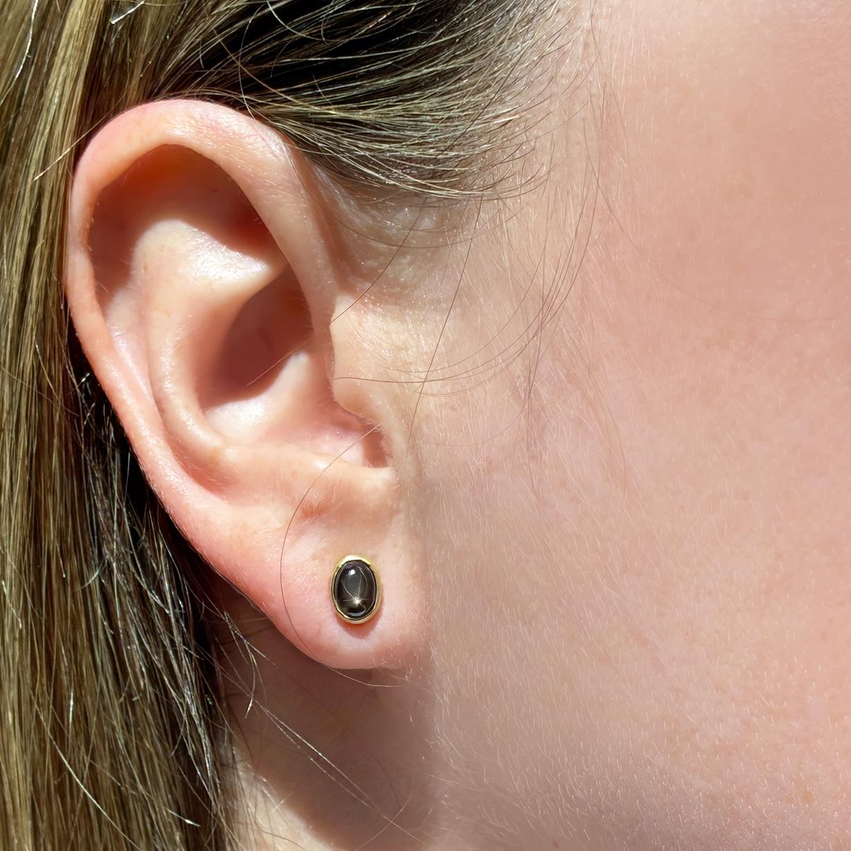 Taille ovale Boucles d'oreilles ovales en saphir étoilé, Monica Marcella 2024 en vente
