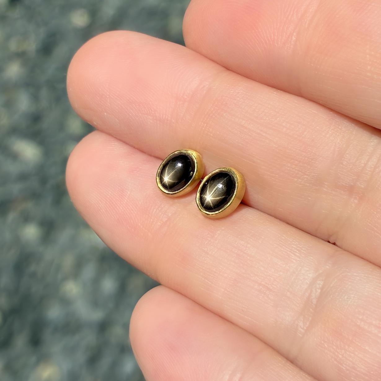 Boucles d'oreilles ovales en saphir étoilé, Monica Marcella 2024 Pour femmes en vente