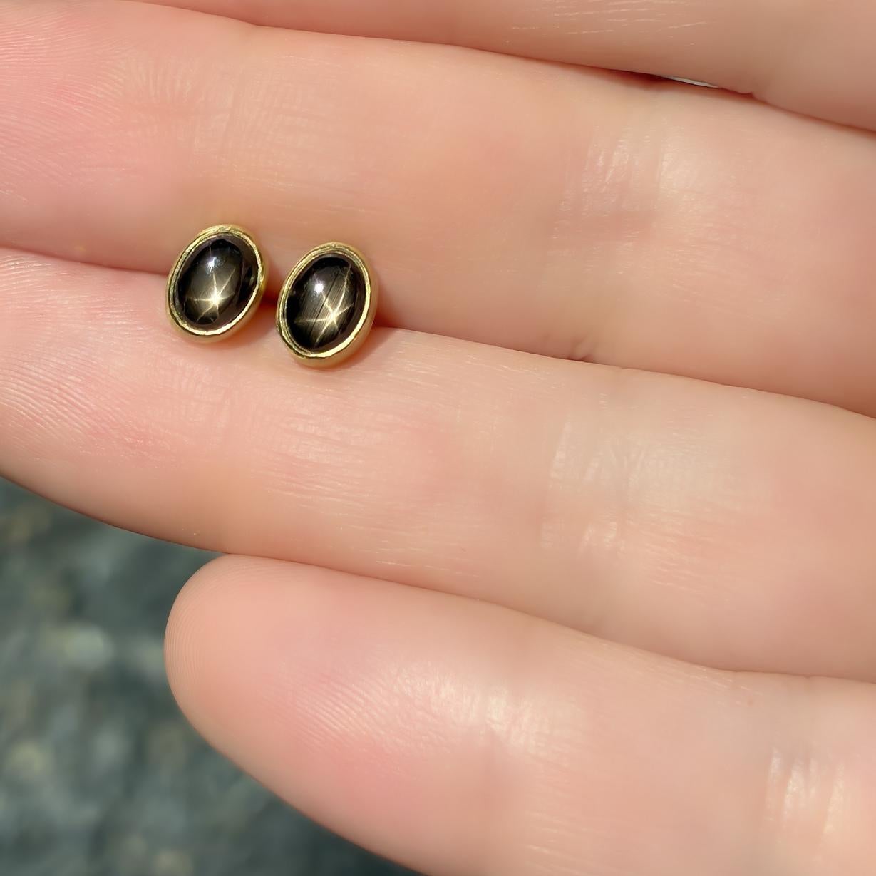 Boucles d'oreilles ovales en saphir étoilé, Monica Marcella 2024 en vente 1