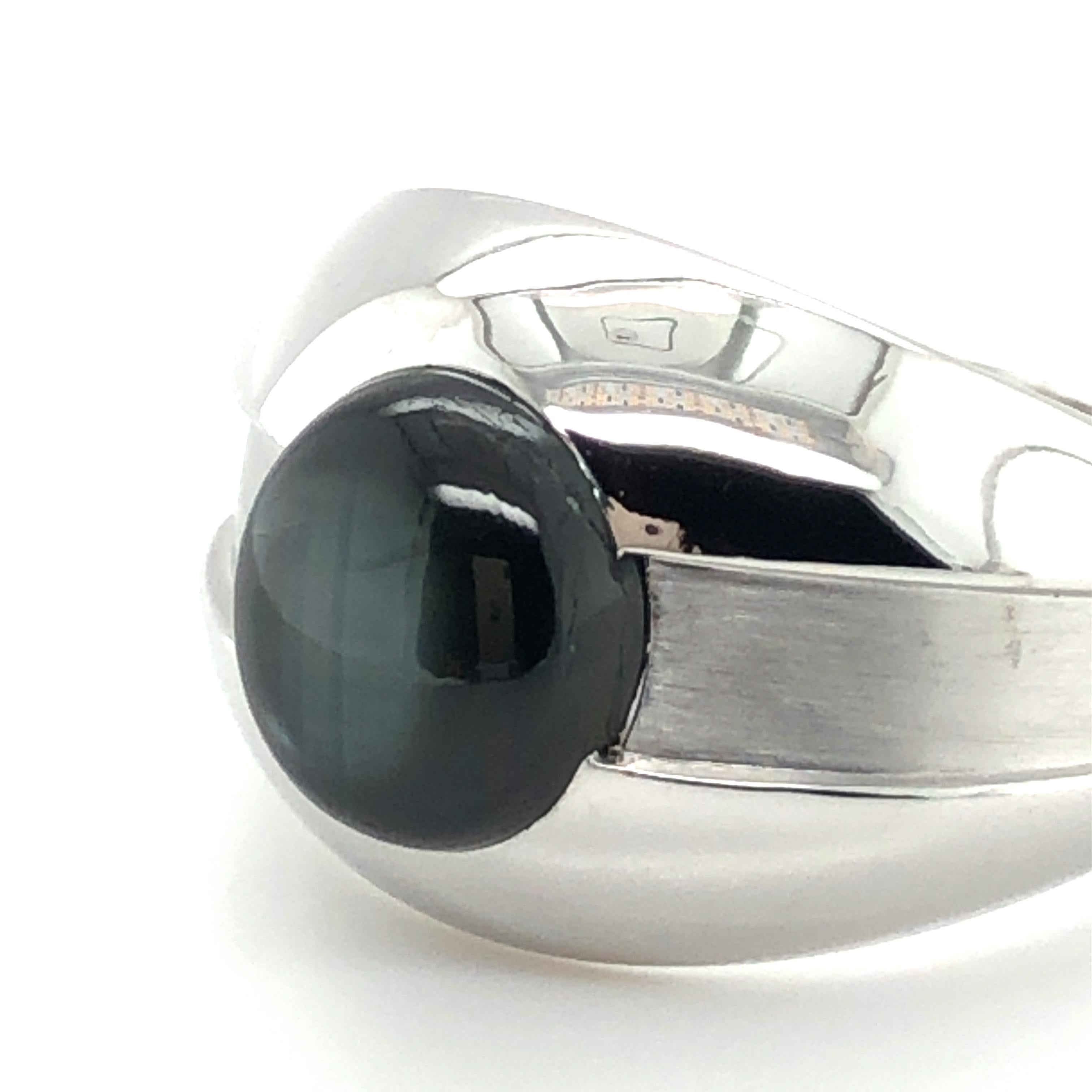 Black Star Sapphire Ring in 18 Karat White Gold by Gübelin In Good Condition For Sale In Lucerne, CH
