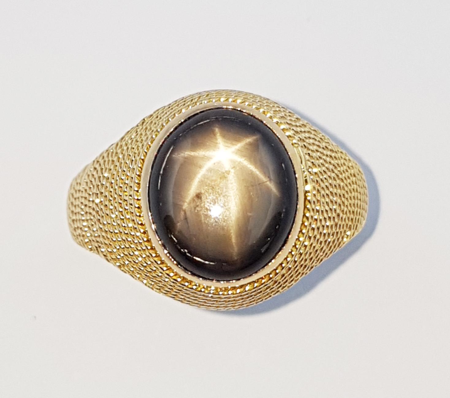 Black Star Sapphire Ring Set in 18 Karat Gold Settings In New Condition For Sale In Bangkok, TH