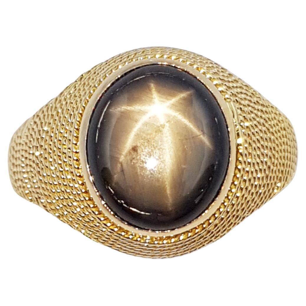 Bague étoile en saphir noir sertie dans des montures en or 18 carats en vente