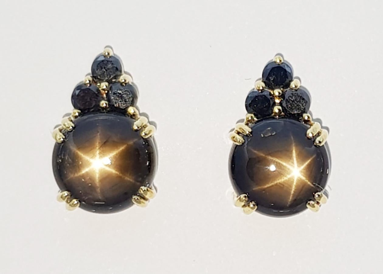 Contemporain Boucles d'oreilles en or 18 carats serties d'un saphir étoilé noir et de diamants noirs en vente