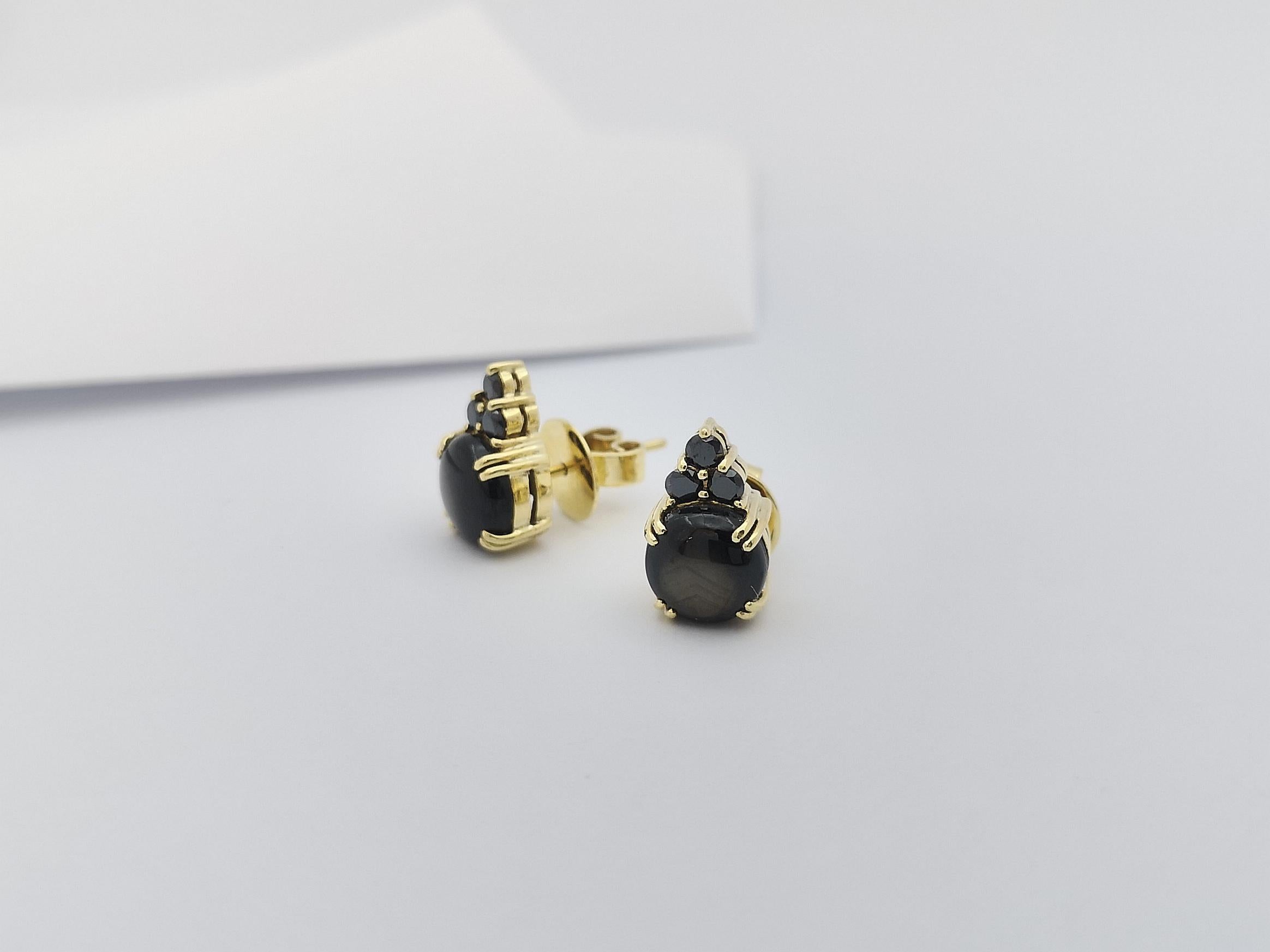 Boucles d'oreilles en or 18 carats serties d'un saphir étoilé noir et de diamants noirs Neuf - En vente à Bangkok, TH
