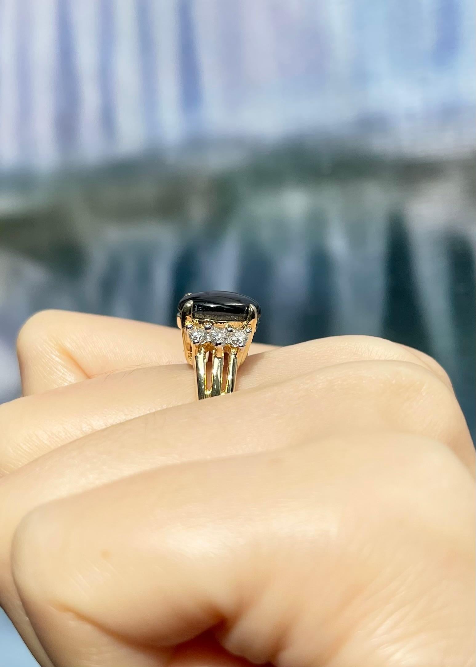 Black Star Sapphire with Diamond Ring set in 18K Gold Settings In New Condition For Sale In Bangkok, TH