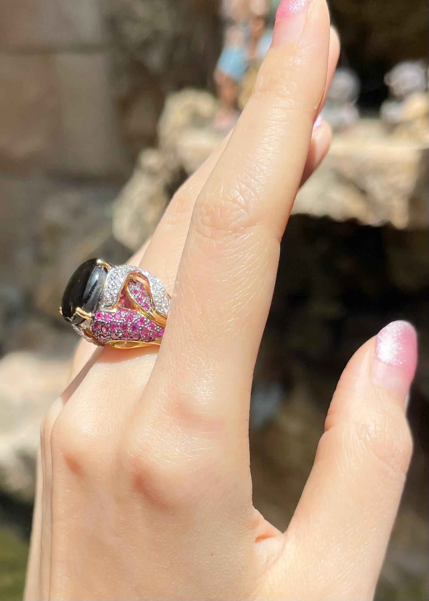 Black Star Sapphire with Pink Sapphire and Diamond Ring set in 18K Gold Settings In New Condition For Sale In Bangkok, TH