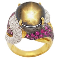 Bague en or 18K sertie de saphirs étoilés noirs, de saphirs roses et de diamants