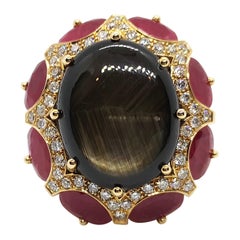 Bague en or rose 18 carats sertie d'un saphir étoilé noir, de rubis et de diamants bruns