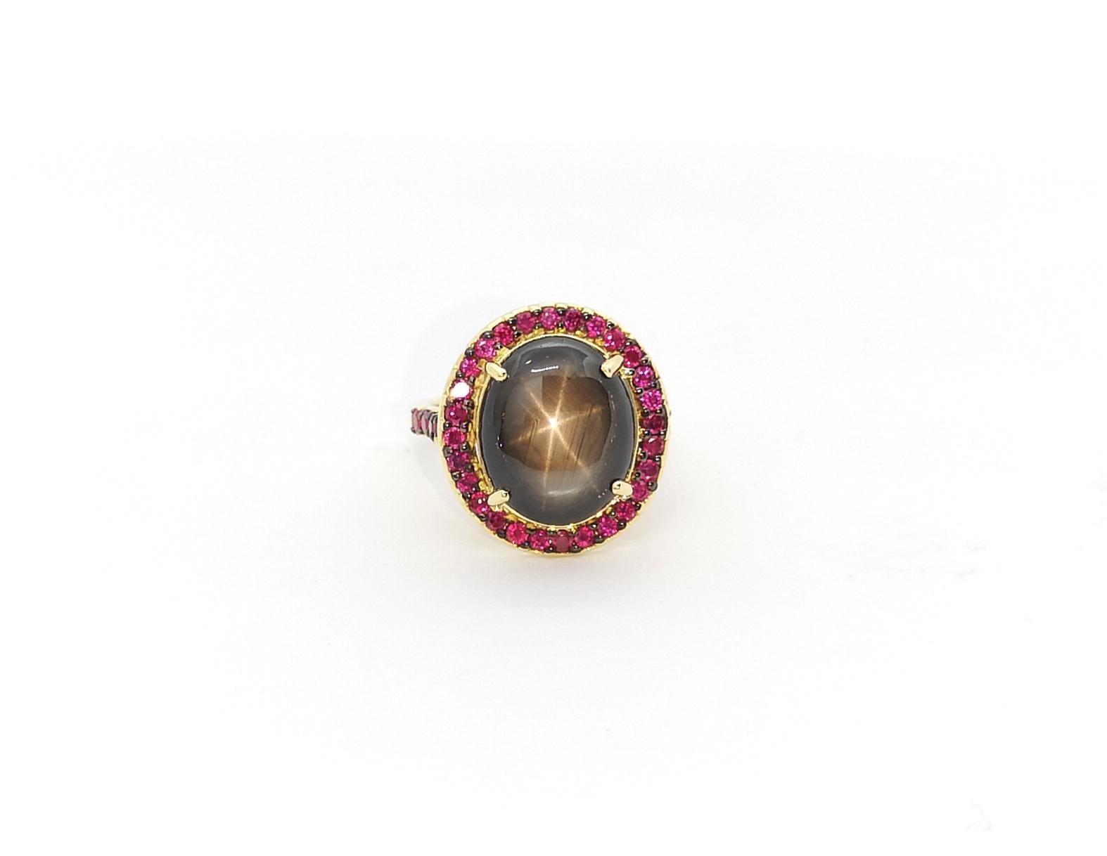 Black Star Sapphire with Ruby Ring Set in 18k Gold Settings In New Condition For Sale In Bangkok, TH