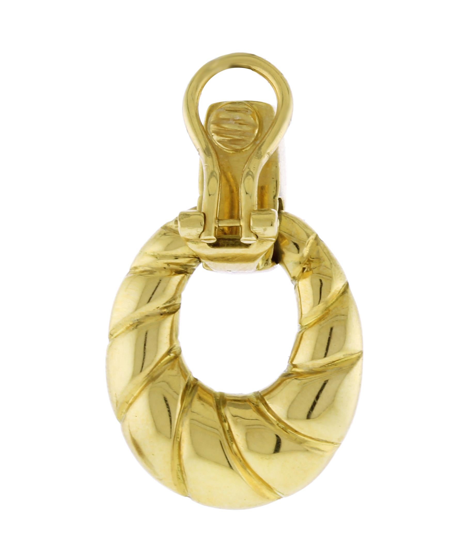 Questi eleganti orecchini a pendente, realizzati in oro giallo 18 carati da Black, Starr & Frost, presentano 14 diamanti rotondi per un peso totale di 0,20 carati. Con una lunghezza di 1 1/8