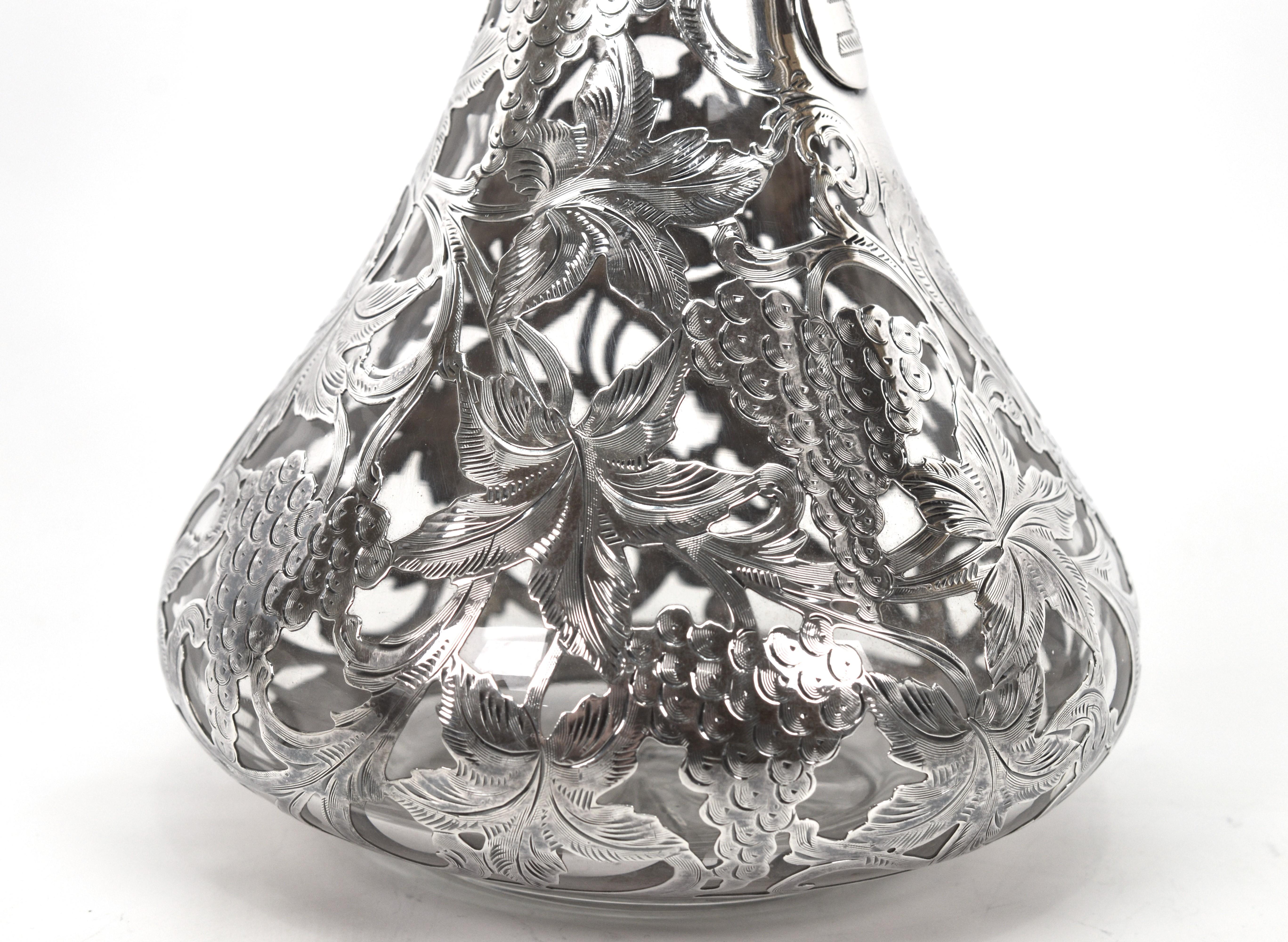Magnifico decanter in cristallo antico con sovrapposizione di argento 999 per Black, Starr & Frost. Questo pezzo in stile art nouveau dell'inizio del secolo sarà un'aggiunta significativa a un'esposizione formale di articoli da bar o un regalo di