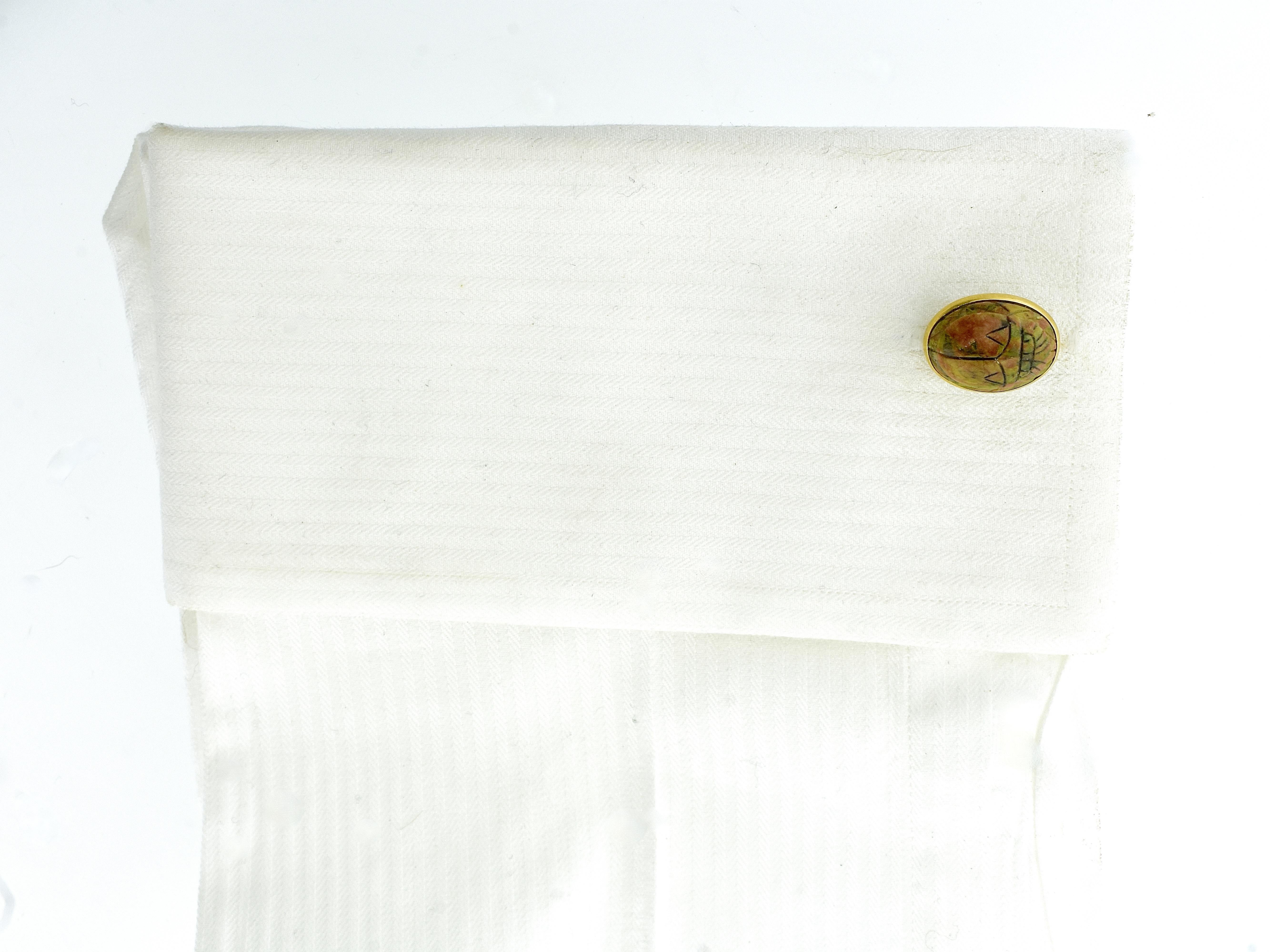 Gemelli antichi di Black, Starr & Frost, 1890 circa. Scolpiti con un motivo a scarabeo, questi gemelli antichi in pietra dura misurano poco meno di 0,75 pollici di altezza e 0,50 pollici di larghezza. Lo smalto nero è stato applicato all'intaglio