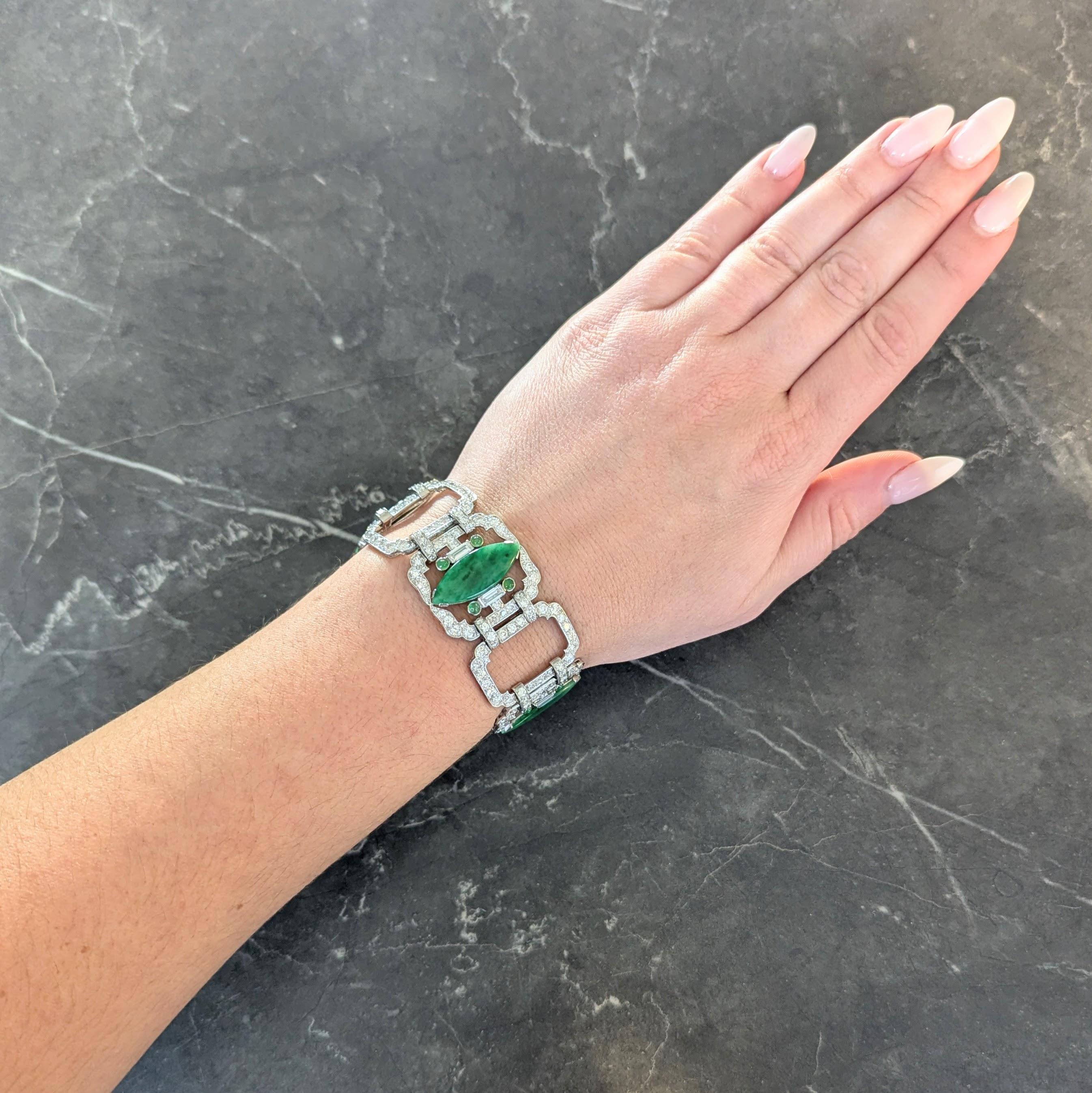 Compuesto por eslabones articulados en forma de cojín perforados con motivo de hebilla
Con cuatro estaciones de jadeíta con pastillas de jadeíta en forma de marquesa
Mide 9,5 x 25,0 mm - verde medio translúcido con moteado más oscuro
Engastado con