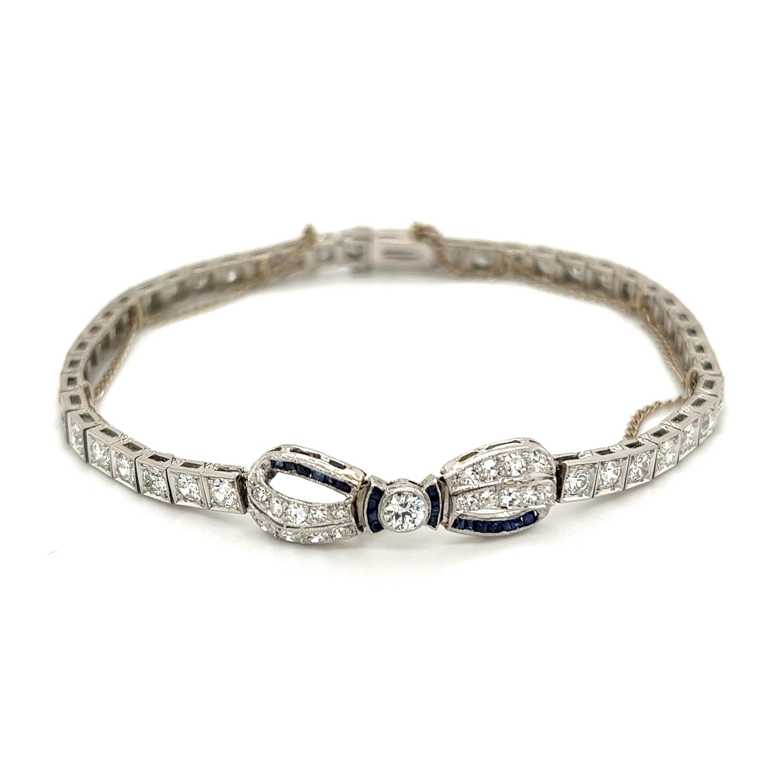 Einfach schön! Deluxe Fine Quality BLACK STARR & FROST Art Deco Diamond and Sapphire Platinum Bracelet, zentriert eine Schleife. Handbesetzt mit Diamanten, Gewicht ca. 5,25 tcw und blauen Saphiren, ca. 0,30 tcw. Messung ca. 7,25