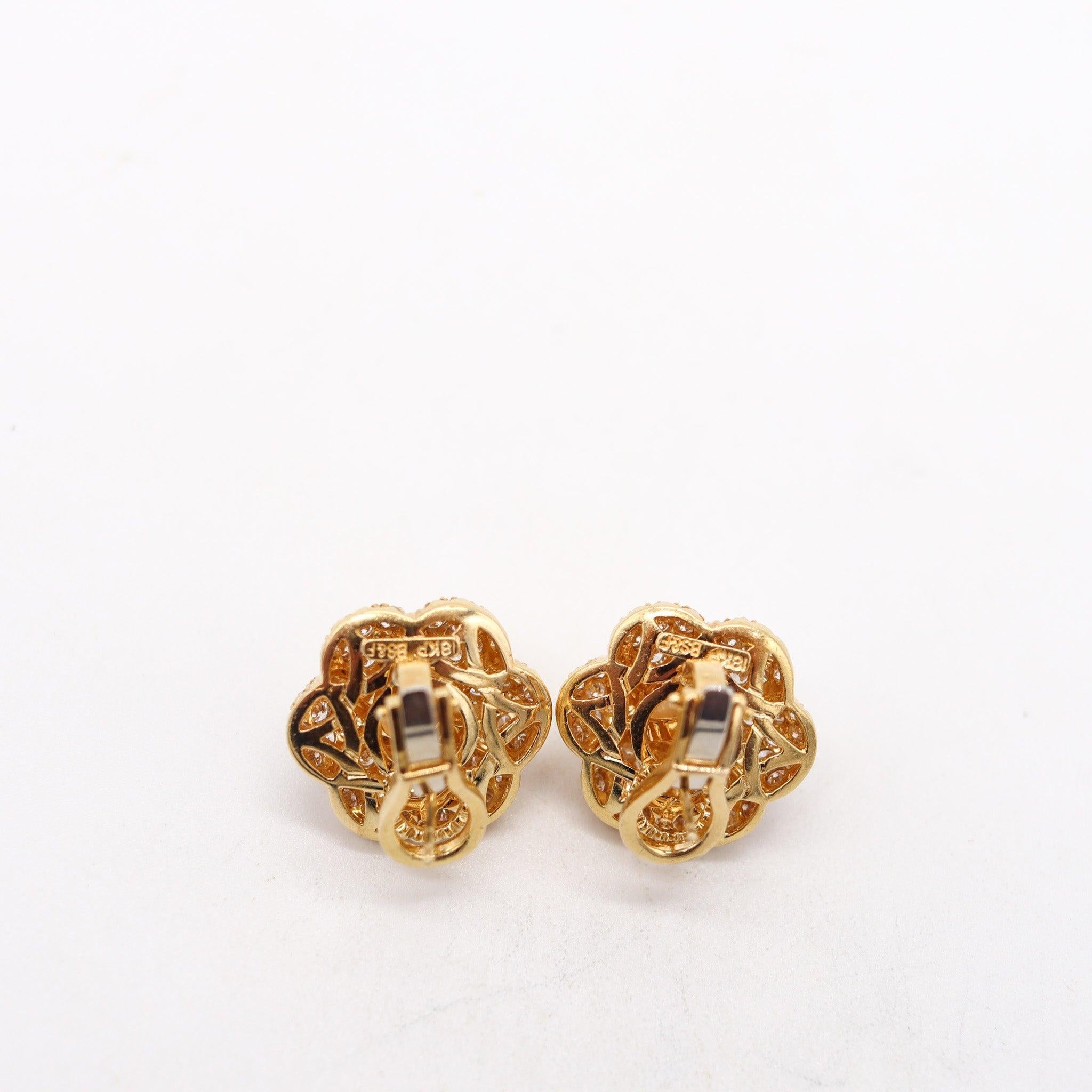 Orecchini a clip disegnati da Black, Starr & Frost.

Si tratta di un bellissimo paio di orecchini a clip creati dall'azienda americana di gioielli Black, Starr & Frost. Questi orecchini sono stati realizzati in oro giallo massiccio a 18 carati con