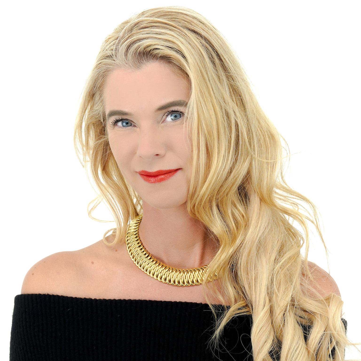 Circa años 60, 18k, de Black, Starr & Frost, estadounidense.  Este collar de oro amarillo gloriosamente chic de Black Star & Frost presenta un motivo tejido impecablemente complementado con un acabado pulido. Meticulosamente fabricado en oro de