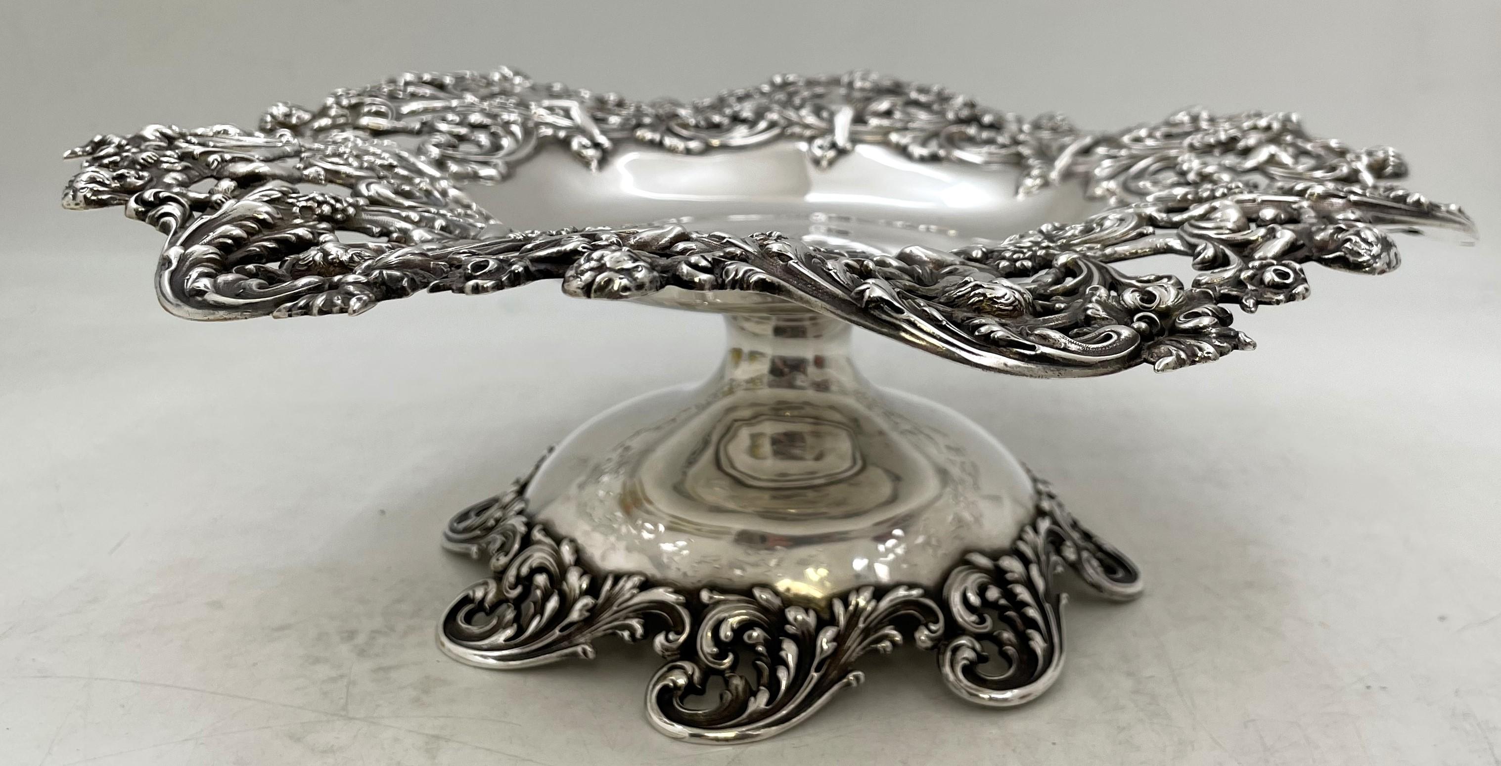 Tazza compota o cuenco con pie de plata de ley Black, Starr & Frost, de finales del siglo XIX o principios del XX, de estilo Art Nouveau, con borde calado que muestra putti y motivos naturales estilizados. Mide 11 1/4'' de diámetro (5 3/4'' sin